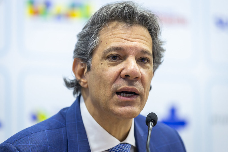 Uma nova polêmica agita a eleição paulista. O candidato Fernando Haddad afirmou que o motorista que o transportava foi abordado e seguido por policiais militares armados com fuzis, logo após deixá-lo em casa. Ele pediu apuração imediata ao governo de Tarcísio de Freitas.

O governo estadual alega que os PMs procuravam integrantes de uma quadrilha de quebra-vidros na região. No entanto, sem imagens de câmeras corporais, fica impossível confirmar qualquer versão. O caso acende o alerta sobre violência policial e a falta de transparência na segurança pública.