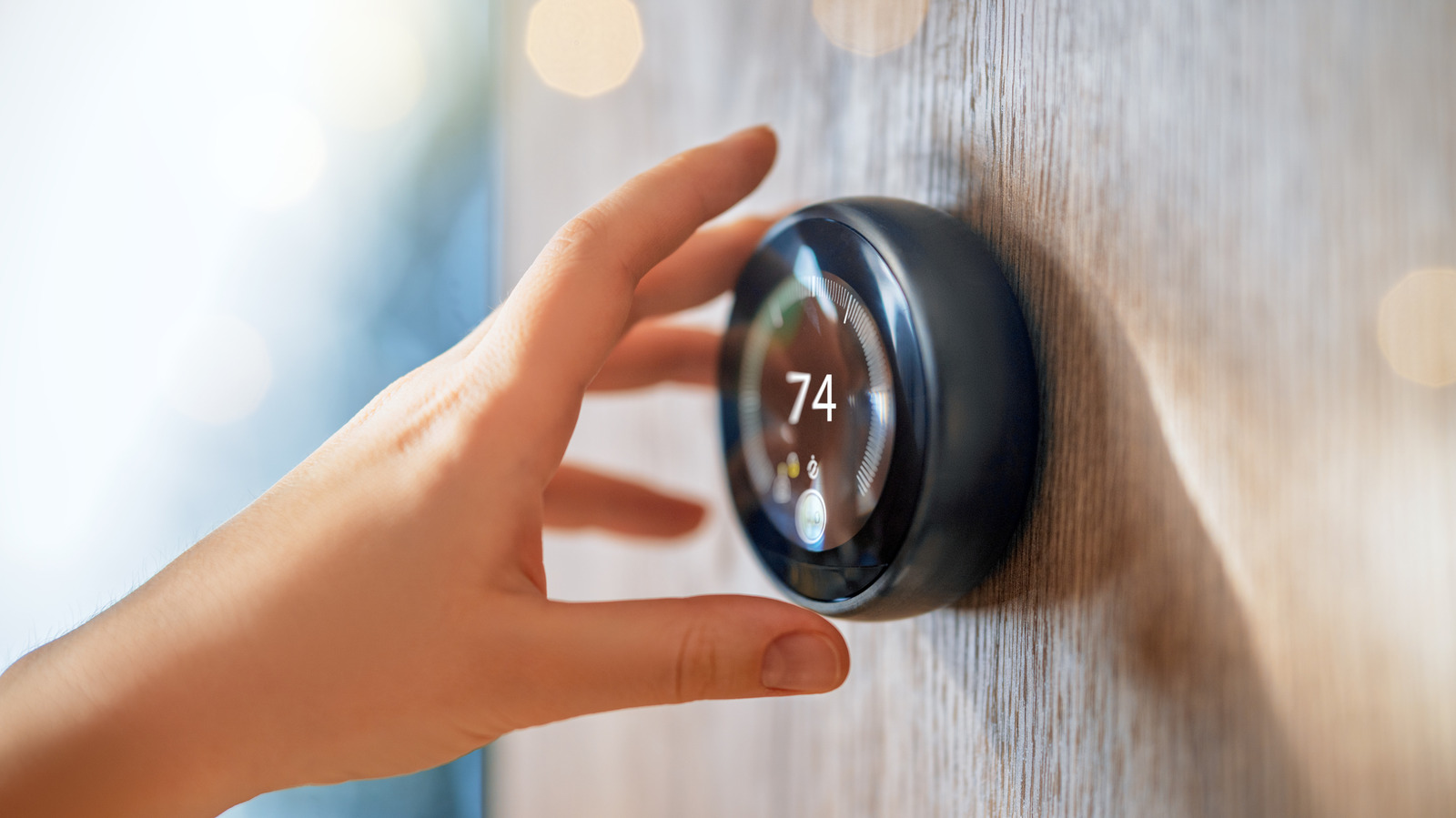O Google encerrou oficialmente o suporte aos termostatos Nest Learning de primeira e segunda geração, transformando aparelhos antes inteligentes em controles locais limitados e sem atualizações na nuvem. Para quem tem um desses modelos, é um alerta claro sobre a velocidade com que hardwares conectados podem perder recursos importantes quando a plataforma avança.

Em vez de descartar um termostato que ainda funciona, vale conhecer o projeto open source No Longer Evil para recuperar funções inteligentes ou usar o programa gratuito de reciclagem do Google caso opte por trocar. Um modelo novo pode reduzir a conta de energia, mas confira programas de desconto e opções locais de descarte eletrônico antes.