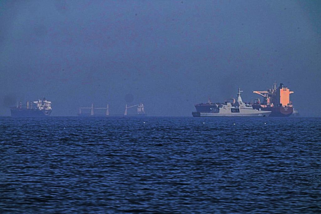 Uma análise baseada em dados da Kpler revela que mais de 80% dos navios que cruzaram o Estreito de Ormuz nas últimas duas semanas usaram a rota de Omã, ignorando as exigências do Irã. O movimento representa um golpe direto na capacidade de Teerã de controlar um dos corredores de petróleo mais importantes do mundo.

Com a Marinha dos EUA protegendo petroleiros perto da costa de Omã, o Irã perdeu ao menos parcialmente o controle do estreito — e também o poder de cobrar tarifas e ditar a passagem. Kuwait, Arábia Saudita e Emirados Árabes Unidos já usam estratégias como transferência de carga e tráfego escuro para evitar ataques e rastreamento.

Enquanto Trump afirma ter 'controle total' da região, os dados de navegação mostram uma realidade bem mais ambígua e perigosa. A disputa é um retrato do imperialismo energético em ação e das rotas globais sendo redesenhadas sob pressão militar.