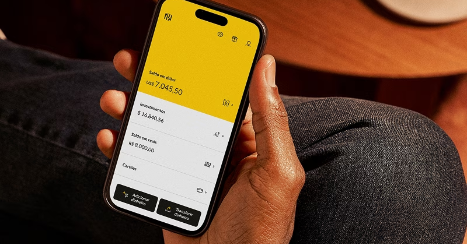 A Nomad está oferecendo 5% de cashback para quem abrir a conta e fizer a primeira conversão de moeda. A conversão mínima é de R$ 3.500,00 para dólares ou euros, e o benefício é limitado a US$ 100 ou € 100.

A oferta é válida até 30 de setembro de 2026 e exige o cupom PP26 no momento do cadastro. Depois da aprovação da conta, você tem até 15 dias para realizar a conversão e garantir o cashback. Uma oportunidade direta para quem já está planejando a próxima viagem internacional.