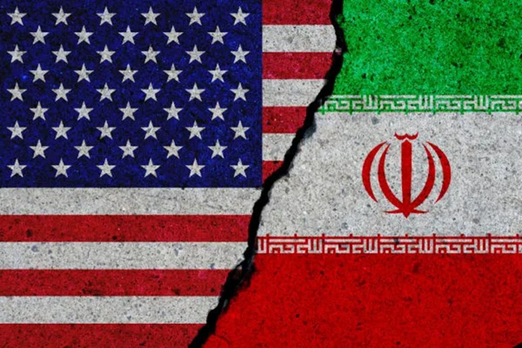 Seis meses de guerra liderada pelos EUA e Israel contra o Irã revelaram um fracasso estratégico: a inteligência americana agora admite que Teerã está mais confiante e cada vez mais consciente dos limites do poderio de Washington. O conflito que Trump prometeu vencer rapidamente virou um atoleiro com alto risco de escalada.

De acordo com informações obtidas pelo New York Times, o Irã aprendeu a usar o Estreito de Ormuz como instrumento de pressão econômica, transformando o fluxo de petróleo em arma contra os EUA. Mesmo assim, Trump recusa negociações e aposta em sanções e no aumento dos combustíveis para forçar concessões — uma aposta perigosa que pode prolongar a guerra até as eleições legislativas.

Ao atacar o Irã, o imperialismo estadunidense fortaleceu a resistência iraniana e expôs a própria fraqueza, enquanto civis seguem pagando o preço de uma guerra sem fim.