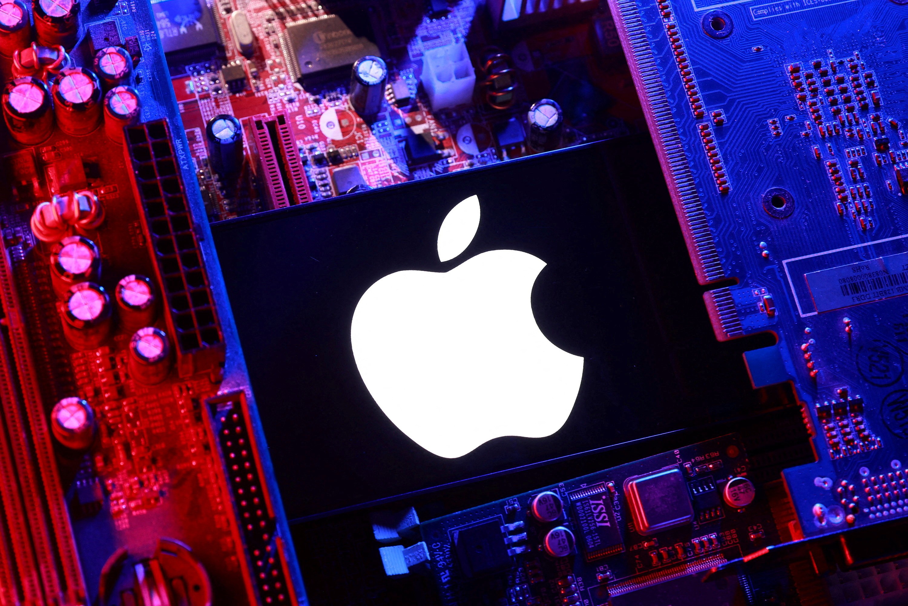 Um júri federal da Califórnia condenou a Apple a pagar US$ 5,7 bilhões à Taction pelo uso não autorizado da tecnologia de feedback háptico em iPhones e Apple Watches. É a maior indenização por violação de patente já registrada nos EUA.

A Taction agora pede uma compensação extra pelas vendas dos seis meses seguintes ao período original da indenização, além de juros anteriores ao julgamento calculados em 7% ao ano pela lei da Califórnia. O valor pode crescer em centenas de milhões de dólares.

A Apple nega irregularidades e promete recorrer, mas a conta segue aumentando: neste mês, a empresa também foi condenada a pagar US$ 184,2 milhões em juros à Masimo em outro processo de propriedade intelectual.