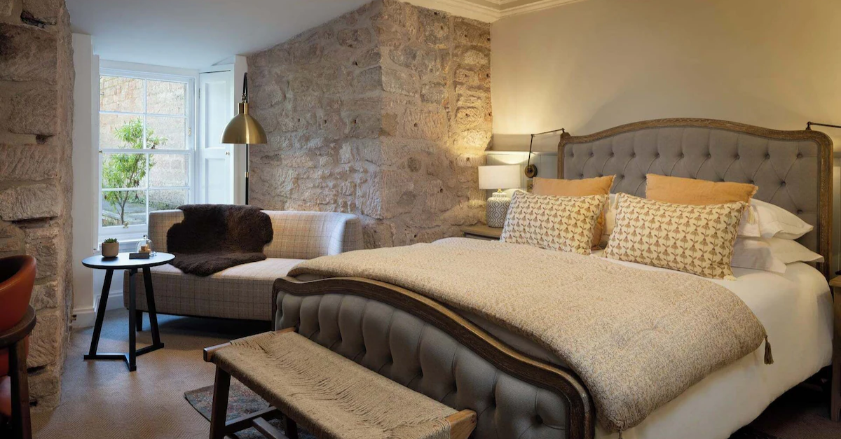 Quer dormir em um castelo de verdade na Europa? Esta seleção reúne hotéis incríveis na Escócia, Alemanha, Inglaterra, França e Irlanda, com construções restauradas que preservam história, arquitetura e muito charme.

Dá para economizar na reserva com o cupom exclusivo HOTEISPP6 da Hoteis.com, com desconto e parcelamento em até 12 vezes sem juros. E, para gastar fora do país sem complicação, vale usar Nomad com o código TWUSX2GB7T e aproveitar um cartão internacional na viagem.