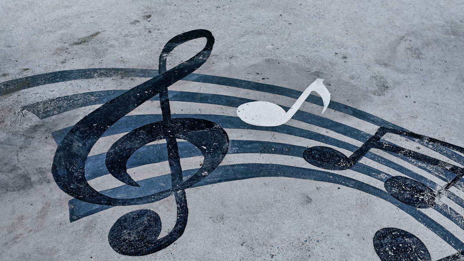 Uma brecha na distribuição digital está permitindo que golpistas publiquem músicas geradas por IA diretamente nas páginas de artistas reais no Spotify, Apple Music, Tidal e Amazon Music. As faixas falsas acumulam royalties que nunca chegam aos músicos originais.

Jornalistas reproduziram o esquema em cerca de cinco minutos, usando IA generativa para criar a música e a capa antes de publicá-la por um serviço de distribuição comum. Os alvos vão de bandas independentes a nomes como Taylor Swift e até músicos de jazz já falecidos.

Grupos de monitoramento já identificaram mais de 300 faixas impostoras, enquanto cerca de 50 mil músicas de IA são enviadas ao Spotify todos os dias. As plataformas dizem testar selos de verificação e ferramentas de revisão, mas os artistas afirmam que a proteção prometida ainda não chegou.