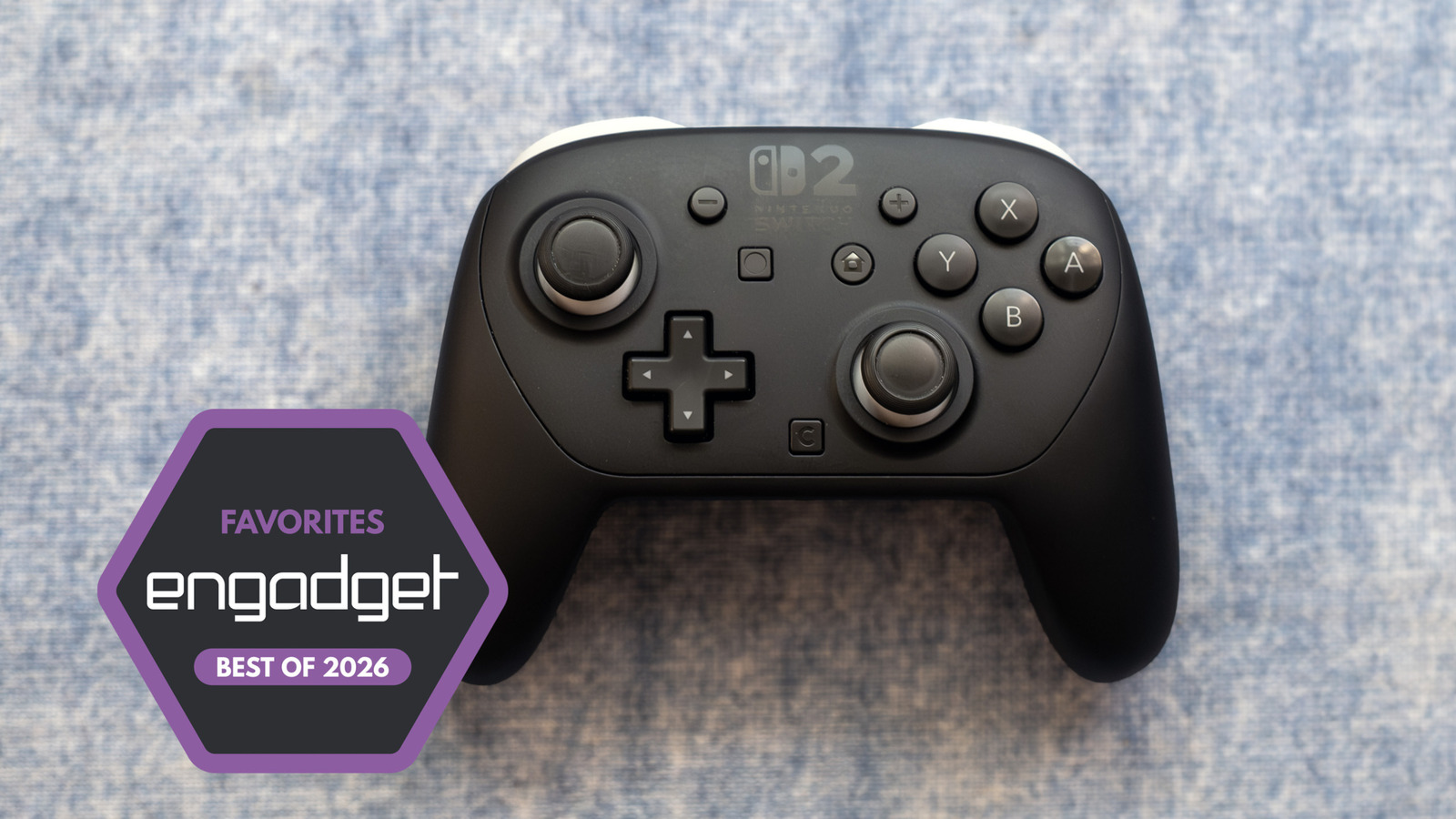 O controle Pro do Switch 2 é excelente: botões macios e responsivos, analógicos silenciosos que deslizam como manteiga, resposta tátil precisa e compatibilidade total com o console. Mas, a US$ 90 (acima dos US$ 85 do lançamento), ele virou um item de luxo. O aumento veio na esteira das tarifas ilegais dos Estados Unidos, ou seja, o jogador passou a pagar mais pelo mesmo produto, um sinal claro de que preço e valor nem sempre caminham juntos.

A boa notícia é que fabricantes como 8BitDo, GuliKit e Turtle Beach já oferecem gamepads sem fio para o Switch 2 entre US$ 30 e US$ 70, com recursos que a própria Nintendo não entrega, como iluminação RGB, designs divertidos e analógicos com tecnologia TMR, feitos justamente para resistir ao temido drift dos controles da geração passada.

É assim que a concorrência saudável funciona. Quando o preço corporativo empurra um acessório querido para fora do orçamento, criadores independentes entram em cena e mantêm o hobby acessível, sem taxas abusivas e sem abrir mão da qualidade.