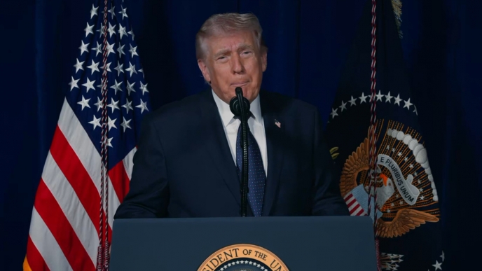 Novos relatórios indicam que a administração Trump está considerando tarifas sobre semicondutores e hardware pronto de games, notebooks e data centers. Representantes do setor de tecnologia alertam que a medida aumentaria a pressão sobre uma cadeia de suprimentos já frágil e elevaria custos para empresas e consumidores.

Cerca de 90 por cento dos chips do mundo ainda são produzidos na Malásia, na Coreia do Sul e em Taiwan, o que deixa os fabricantes americanos com pouca margem para escapar do impacto. A discussão vem depois que a Suprema Corte considerou as tarifas anteriores ilegais, e empresas como a Nintendo já buscaram alívio na Justiça.

Para quem joga, isso pode significar preços ainda mais altos em consoles, GPUs e PCs gamer. É um lembrete de que decisões políticas podem afetar o mundo dos games com força, e a dependência da indústria em poucos produtores de chips deixa todos vulneráveis.