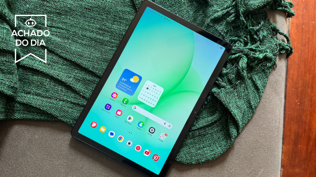 A Samsung acaba de deixar a briga dos tablets de entrada bem mais interessante. O Galaxy Tab A11 de 64 GB está saindo por R$ 989 no Pix no Mercado Livre, desconto de 43% sobre os R$ 1.749 originais, poucas semanas antes do Dia das Crianças. Para quem procura o primeiro aparelho das crianças e adolescentes, é uma oferta difícil de ignorar.

A tela LCD de 8,7 polegadas tem taxa de 90 Hz e resolução HD+, com chip MediaTek Helio G99, 4 GB de RAM e bateria de 5.100 mAh com carregamento de 15 W via USB-C. O armazenamento de 64 GB pode ser expandido com microSD de até 2 TB, e o tablet já vem com Android 16 e promessa de seis anos de atualizações de sistema e segurança. Os recursos de IA com Gemini, como o Assistente Matemático, reforçam o uso em sala de aula e no streaming.

É um tablet de entrada, não um topo de linha, então vale calibrar a expectativa para games pesados. Mesmo assim, por esse preço ele se torna uma das recomendações mais fáceis para vídeos, navegação, chamadas de vídeo e jogos leves.