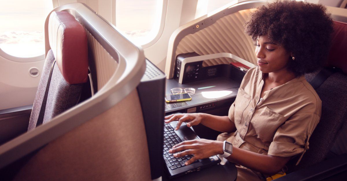 O LATAM Pass tem uma categoria máxima chamada Black Signature, reservada aos passageiros mais frequentes. Para chegar lá, é preciso acumular 200 mil Pontos Qualificáveis, bem acima de Gold, Platinum e Black, e desbloquear uma experiência de viagem mais exclusiva.

Clientes Black Signature contam com cupons de upgrade ilimitados em voos pela América do Sul a partir da tarifa Light, 14 cupons para voos fora da América do Sul a partir da Standard, seleção de assento sem custo, Wi-Fi gratuito, check-in e embarque preferenciais. É um reconhecimento forte para quem voa muito e quer mais conforto em cada etapa.