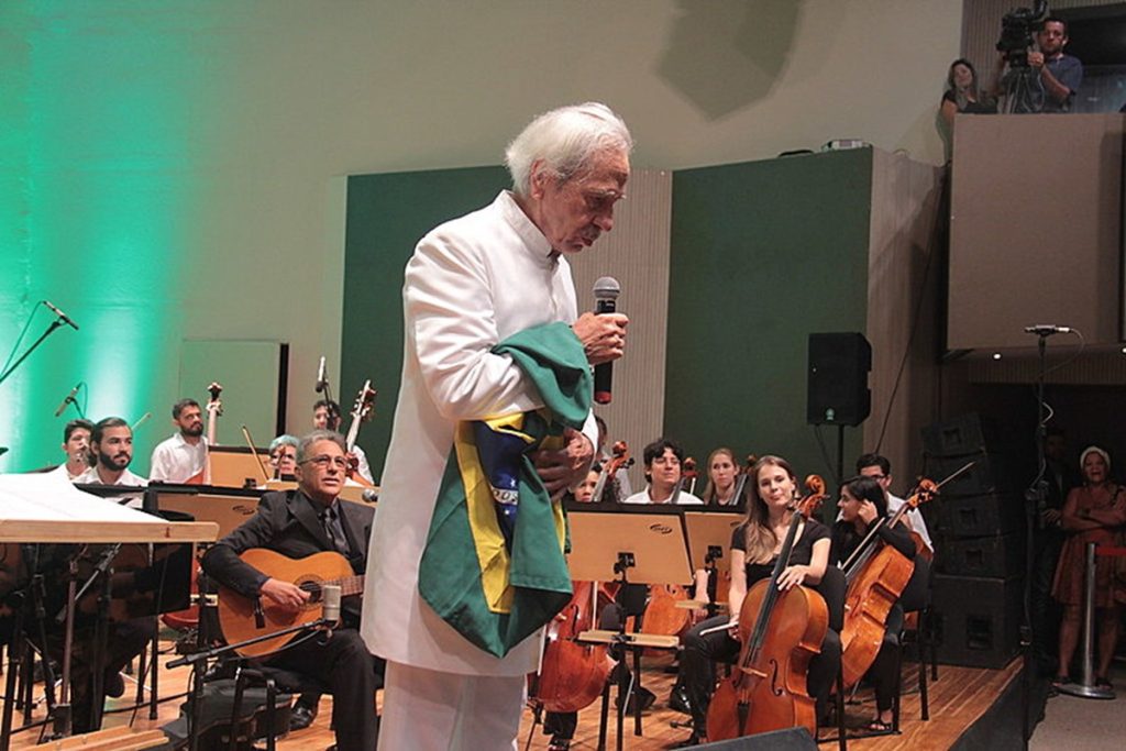 Aos 91 anos, Geraldo Vandré segue como uma das figuras mais perturbadoras da música e da resistência brasileira. Uma crônica de vizinhança relembra a noite em que a ditadura militar encenou um falso retorno e uma retratação forçada no Jornal Nacional, tudo para enterrar um homem que se recusou a ser apagado.

O texto recorda como o regime usou guerra psicológica, tortura e depoimentos roteirizados para humilhar militantes de esquerda. A recusa oficial de Vandré à anistia de 1964, registrada sob a palavra 'Nego', permanece como um ato silencioso e radical de enfrentamento.

Décadas depois, seu silêncio voluntário soa como memória viva contra o apagamento histórico, um alerta que ecoa forte diante do avanço do fascismo.
