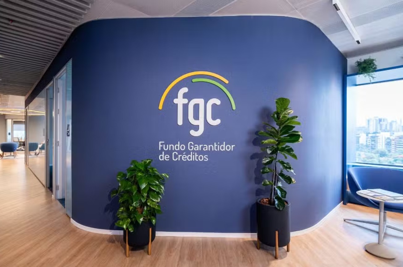 O Fundo Garantidor de Créditos (FGC) divulgou orientações importantes para os 21 mil credores afetados pela liquidação extrajudicial da Simpala Financeira e da Simpala Consórcios decretada pelo Banco Central. São cerca de R$ 622 milhões em depósitos cobertos, com garantia ordinária de até R$ 250 mil por pessoa.

Quem tem direito ao ressarcimento deve fazer o cadastro básico no aplicativo oficial do FGC o quanto antes. Em seguida, quando o liquidante repassar a lista oficial de credores, será liberada a solicitação de pagamento, com confirmação de identidade e indicação de uma conta bancária em nome do próprio beneficiário.