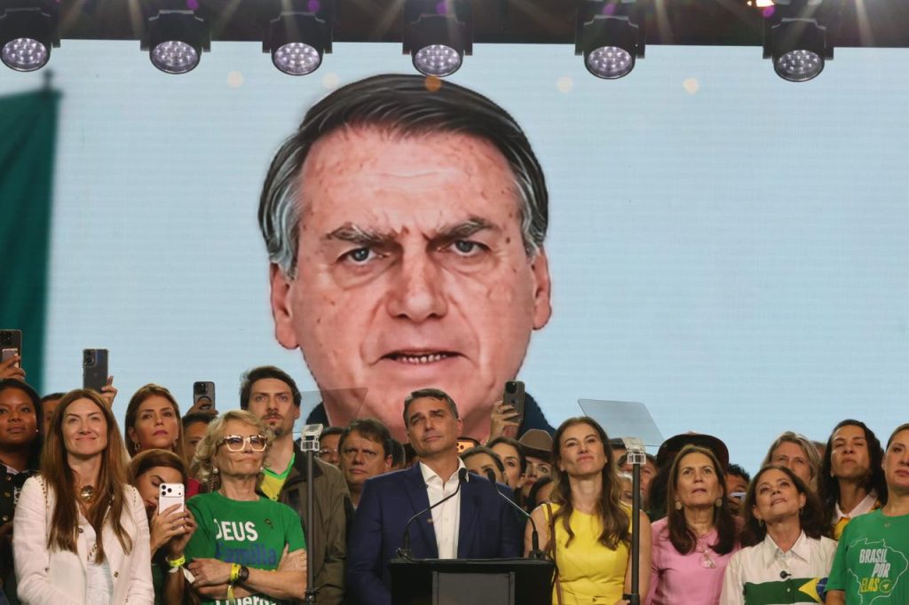 O Tribunal Superior Eleitoral julga na terça-feira a ação do PT contra o vídeo com a imagem de Bolsonaro gerada por inteligência artificial, exibido na convenção que oficializou Flávio Bolsonaro como candidato do PL à Presidência. O ex-presidente está em prisão domiciliar após ser condenado por participação na trama golpista.

Enquanto a defesa afirma que o aviso de 'simulação' descaracteriza o deepfake, o PT sustenta que o conteúdo sintético visa contornar restrições judiciais e influenciar o eleitor. A decisão pode definir os limites do uso de IA nas campanhas eleitorais de 2026 e além.