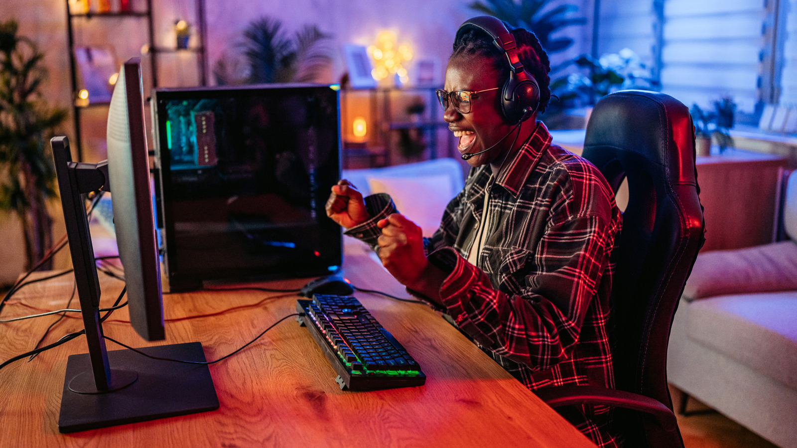 Pela primeira vez em anos, comprar um PC gamer pronto pode realmente sair mais barato do que montar o seu próprio. O motivo é brutal e simples: a corrida corporativa para construir data centers de IA jogou os preços de RAM, armazenamento e GPUs para as alturas, transformando o sonho do DIY em um hobby de luxo.

Os números são absurdos. Uma única RTX 5090 que chegou custando cerca de 2.700 dólares agora aparece por mais de 11.000 dólares, enquanto uma máquina completa com RTX 5080, i9-13900K, 32GB de DDR5 e SSD de 1TB pode ser encontrada por volta de 2.900 dólares. Quando um PC montado custa menos que as peças que estão dentro dele, algo no mercado está profundamente quebrado.

Os prontos trazem praticidade, garantia única e nenhuma ansiedade com pasta térmica, ainda que você perca liberdade de upgrade. Enquanto a escassez de memória não passa, a jogada mais inteligente pode ser deixar outra pessoa brigar pelos componentes.