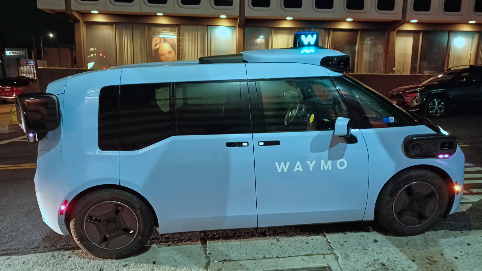 A Waymo recebeu autorização da California Public Utilities Commission (CPUC) para expandir seu serviço de robotáxis por 18 condados da Califórnia, incluindo as estreias em Sacramento e San Diego. A aprovação também amplia a atuação da empresa na região da baía de São Francisco e em Los Angeles.

A expansão será gradual e guiada pela estrutura de segurança da Waymo, então não espere robotáxis em todo lugar de uma hora para outra. Ainda assim, é um passo enorme para tornar o transporte autônomo uma realidade cotidiana.