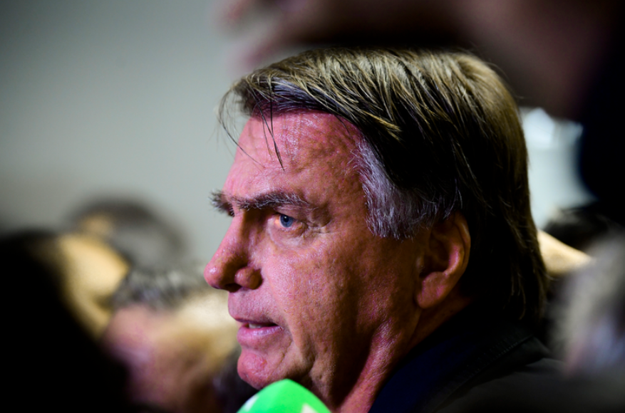 Em mais um capítulo do embate político mais explosivo do Brasil, o ministro Alexandre de Moraes, do STF, negou o pedido do ex-presidente Jair Bolsonaro para receber os filhos em uma visita especial no Dia dos Pais. A decisão mantém a suspensão de 30 dias das visitas após o descumprimento de medidas judiciais.

A defesa alegou caráter humanitário para o encontro, mas Moraes manteve a decisão, citando a carta manuscrita divulgada pelo filho Flávio Bolsonaro, que violou a proibição de uso de redes sociais. A situação acirra ainda mais os embates jurídicos que cercam o líder da extrema direita.