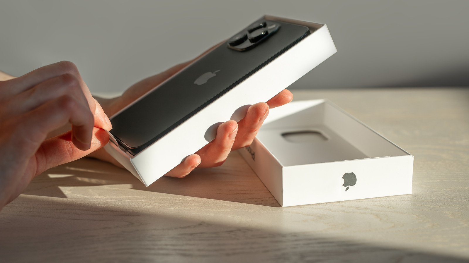 O novo programa Apple Upgrade permite alugar um iPhone por 12 ou 24 meses, e as parcelas baixas parecem irresistíveis para quem troca de celular todo ano. Com o iPhone 18 Pro partindo de US$ 1.199, pagar o valor cheio por um aparelho que fica só doze meses na sua mão soa absurdo.

A conta, porém, conta outra história. No iPhone 18 Pro, um aluguel de 12 meses sai por cerca de US$ 600, enquanto comprar por US$ 1.199 e trocar na próxima geração reduz o custo efetivo para perto de US$ 414. É uma diferença real de quase US$ 200 a favor de comprar e trocar, e ela cresce nos modelos mais caros.

O aluguel ainda tem uma vantagem afiada: flexibilidade. Se os valores de troca caírem, basta devolver o aparelho e sair do programa. Só não esqueça que ele te amarra à AT&T, T-Mobile ou Verizon, e esses planos de operadora podem engolir silenciosamente cada centavo que você achou que economizou.