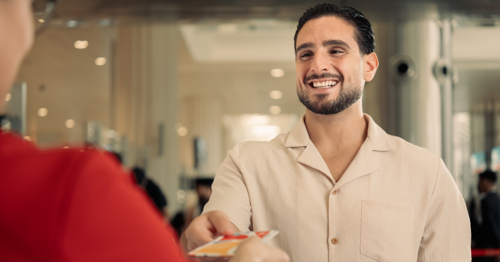 O Emirates Skywards está relançando a promoção Mile-A-Minute, que oferece até 7.200 milhas bônus para passageiros que passarem tempo em Dubai. A cada minuto na cidade, você ganha uma milha, tornando mais fácil do que nunca acumular milhas enquanto explora um dos destinos mais emocionantes do mundo.

Para participar, é preciso ser membro do Emirates Skywards e reservar um voo de ida e volta elegível até 26 de outubro de 2026, com viagem entre 21 de outubro e 13 de dezembro de 2026. O bônus é limitado a 7.200 milhas, equivalentes a cinco dias em Dubai, e é creditado automaticamente após a estadia. A oferta é válida para viajantes estrangeiros e para todas as classes de cabine da Emirates e da flydubai.

Além da promoção, os membros Skywards podem continuar acumulando milhas por meio de uma ampla rede de parceiros de hotéis, varejo e estilo de vida em Dubai, incluindo estadias no Atlantis The Palm, safáris no deserto com a Arabian Adventures e compras no Dubai Mall. É uma forma inteligente de maximizar recompensas enquanto aproveita tudo o que a cidade oferece.
