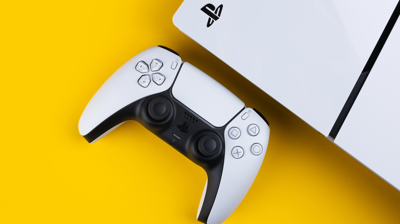 O PlayStation 5 pode parecer um monólito futurista, mas sua necessidade de energia é surpreendentemente simples. O console funciona com um cabo IEC320 C7, o clássico conector em formato de oito, com suporte a 100-240V em 50/60Hz, o que significa que ele funciona na maioria das regiões desde que você use o plugue regional correto.

E aqui está o detalhe que torna tudo isso tão prático: você pode reaproveitar os mesmos cabos C7 de um PS4 ou de um PS3 Slim, porque a Sony manteve o mesmo projeto ao longo das gerações. Antes de pegar qualquer cabo velho na gaveta, confira as especificações, procure fio de cobre 18 AWG, conector não polarizado e selos de segurança reconhecidos como UL, CE ou TUV.

Um cabo fino de baixa potência não foi feito para longas sessões de jogo, e um cabo danificado ou inchado nunca vale o risco. Reposições certificadas são baratas, fáceis de achar e a forma mais inteligente de manter seu setup seguro enquanto os jogos continuam rodando.