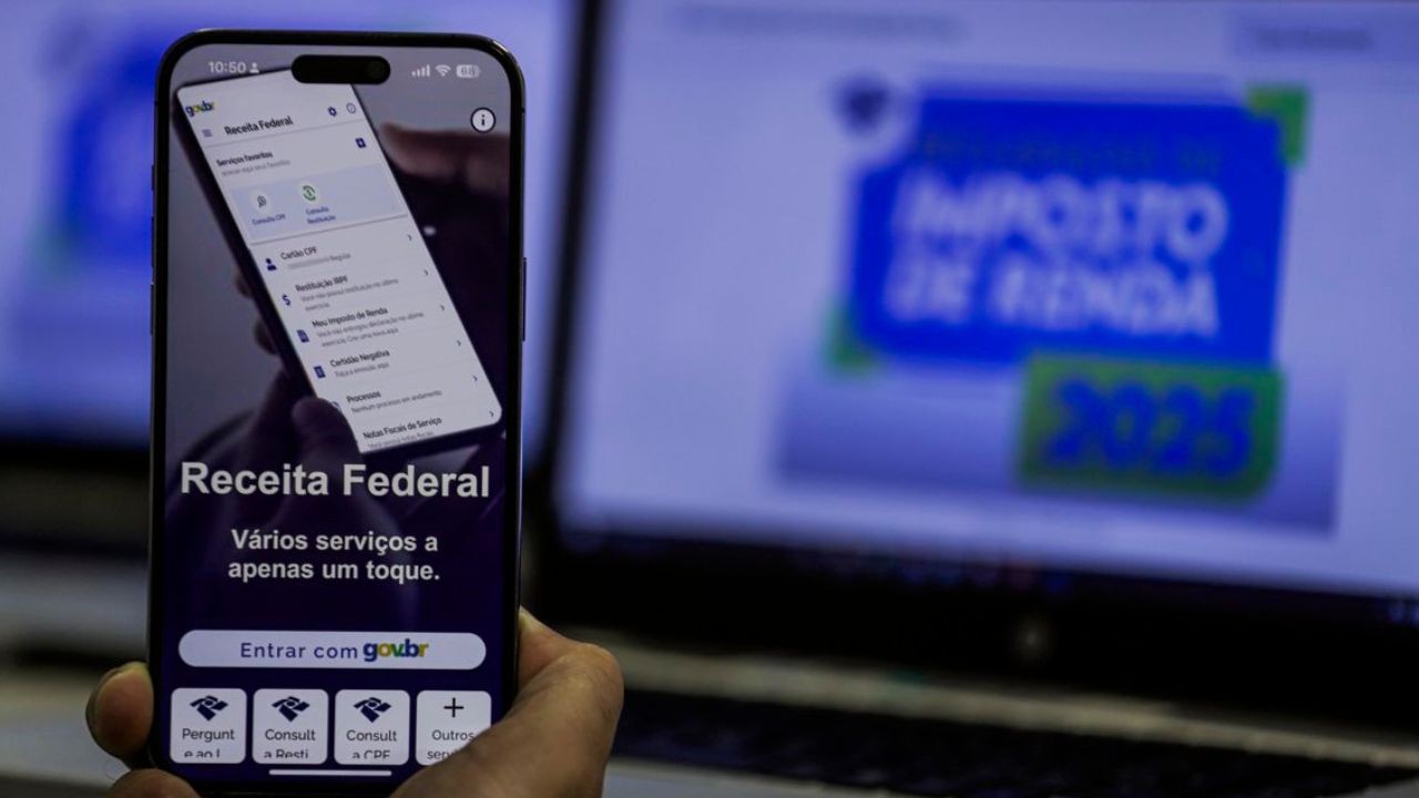 A Receita Federal iniciou o Projeto Cartas 2026 e vai notificar quase 500 mil contribuintes com declaração retida na malha fina. A ideia é dar vantagem a quem age primeiro: corrigir a pendência por conta própria antes de receber uma notificação ou intimação formal.

Estar na malha fina não significa fraude nem multa automática. O caminho mais rápido é o serviço Meu Imposto de Renda, no site ou no app da Receita, acessível com conta gov.br de nível prata ou ouro. Por lá é possível ver o motivo da retenção, conferir dados e comprovantes e enviar uma declaração retificadora sem sair de casa.

Os erros mais comuns são rendimentos não declarados, valores de dependentes esquecidos, aposentadorias omitidas, despesas médicas incorretas e plano VGBL lançado como dedução. São Paulo lidera com 163.159 cartas, seguido de Minas Gerais e Rio de Janeiro, e o Sudeste concentra 54 por cento dos envios.