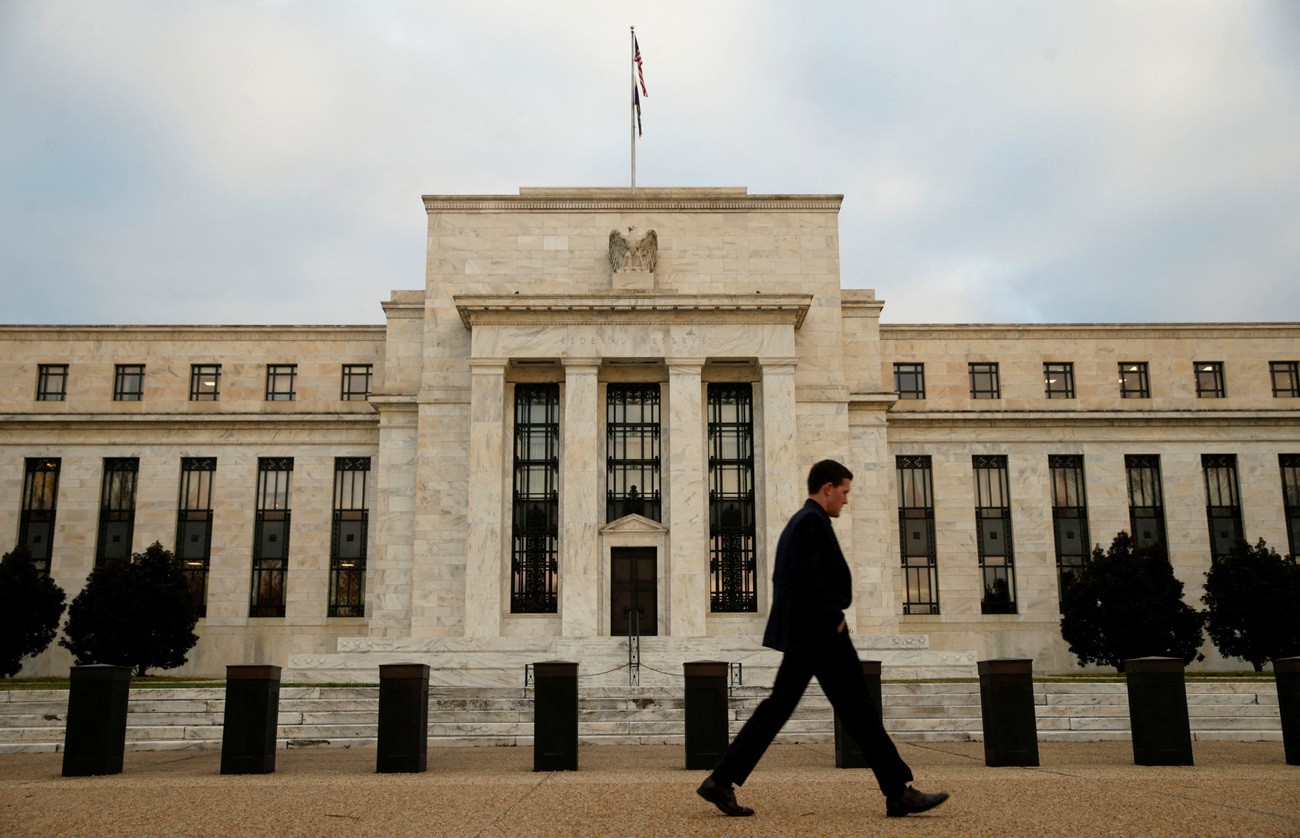 Em uma única quarta-feira, os dois maiores bancos centrais do mundo puxaram para lados opostos. O Copom cortou a Selic de 14% para 13,75%, a quinta redução seguida, enquanto o Federal Reserve elevou os juros dos EUA pela primeira vez em três anos, para a faixa de 3,75% a 4% ao ano.

A diferença entre os juros brasileiros e americanos é o que sustenta a entrada de capital estrangeiro no real. Qualquer sinal de que os juros dos EUA seguirão altos por mais tempo pressiona o dólar, o crédito e, no fim, os preços da prateleira.

No bolso: financiamento da casa própria, empréstimos e rotativo do cartão podem continuar caros por mais tempo, e produtos importados podem ficar mais salgados se o dólar ganhar força. Fique de olho nos próximos sinais do Fed, porque é a expectativa, e não o número em si, que realmente mexe no câmbio.