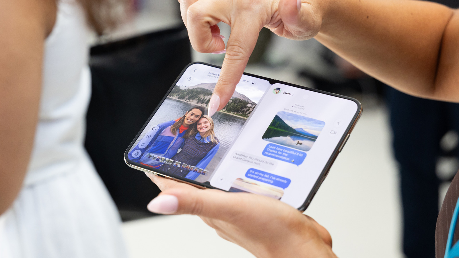 O iPhone Duo chegou com design dobrável que mistura a energia do iPhone com a do iPad mini, mas seu preço de US$ 2.000 é só o começo. O susto real aparece nos custos de reparo: só a tela interna é listada em US$ 999, enquanto outros danos podem chegar a US$ 1.499.

Isso faz o AppleCare+ ou o AppleCare One parecer menos um extra opcional e mais uma proteção essencial. Por US$ 20 por mês ou US$ 200 por ano, o AppleCare+ pode custar menos que um único reparo grave, e ainda cobre roubo e perda mediante taxa adicional. Se você vai de dobrável, não pule a rede de segurança.