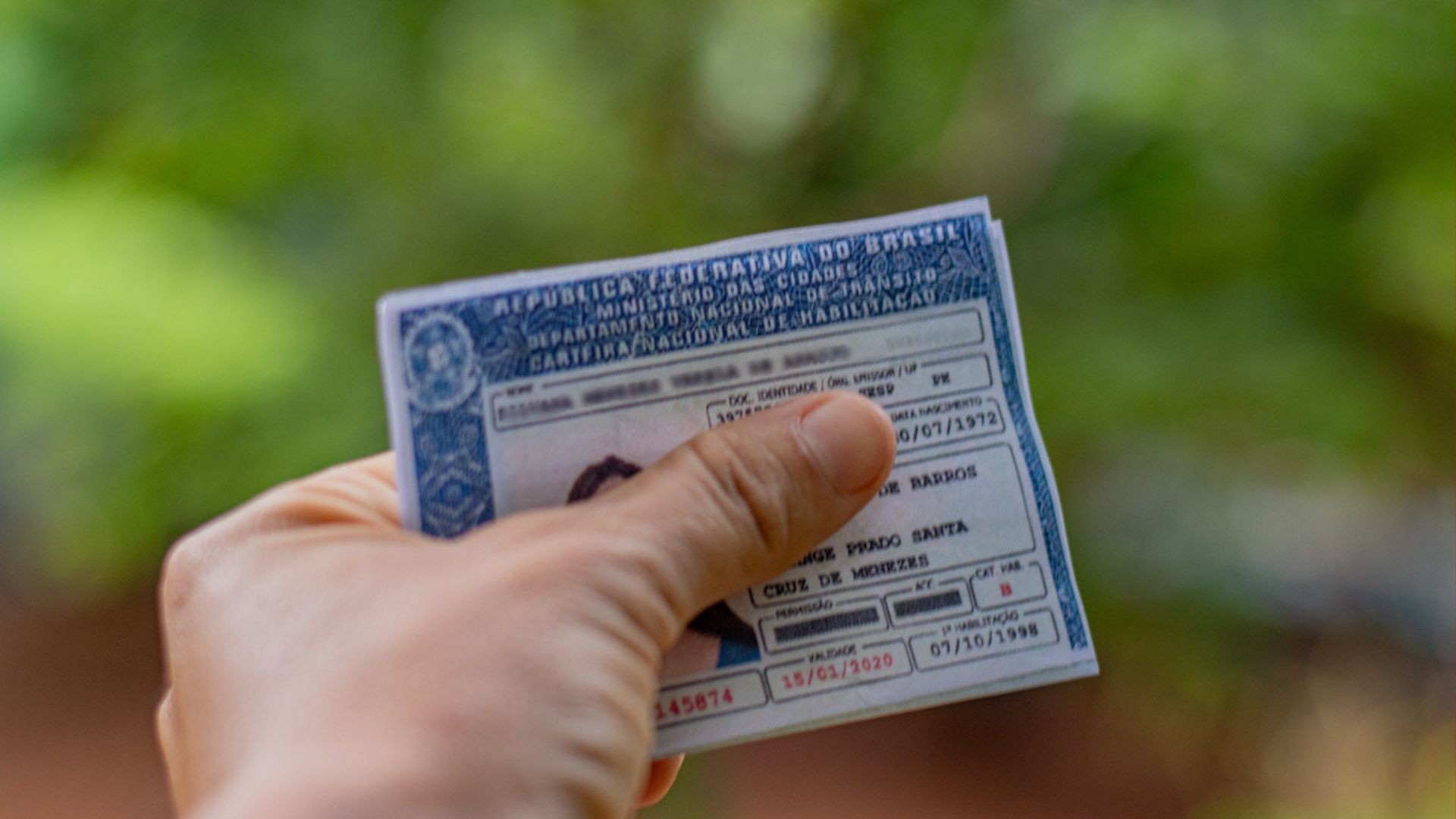 Motoristas de todo o Brasil têm motivo para comemorar: as CNHs vencidas desde 5 de junho voltam a valer até 9 de dezembro de 2026. A deliberação do Contran prorrogou o prazo em até 187 dias, e a medida já está em vigor. Quem não tiver o direito de dirigir suspenso ou cassado não poderá ser punido em fiscalizações por estar com o documento vencido. Depois da nova data, o condutor terá 30 dias para renovar.

Desde o início de 2026, novas regras também permitem a renovação gratuita e automática da CNH digital para o chamado bom condutor. Para ter direito, é preciso não ter pontos nem infrações nos últimos 12 meses e estar cadastrado no Registro Nacional Positivo de Condutores. Já a CNH física continua sendo emitida à parte, com taxas que variam conforme o Detran de cada estado.