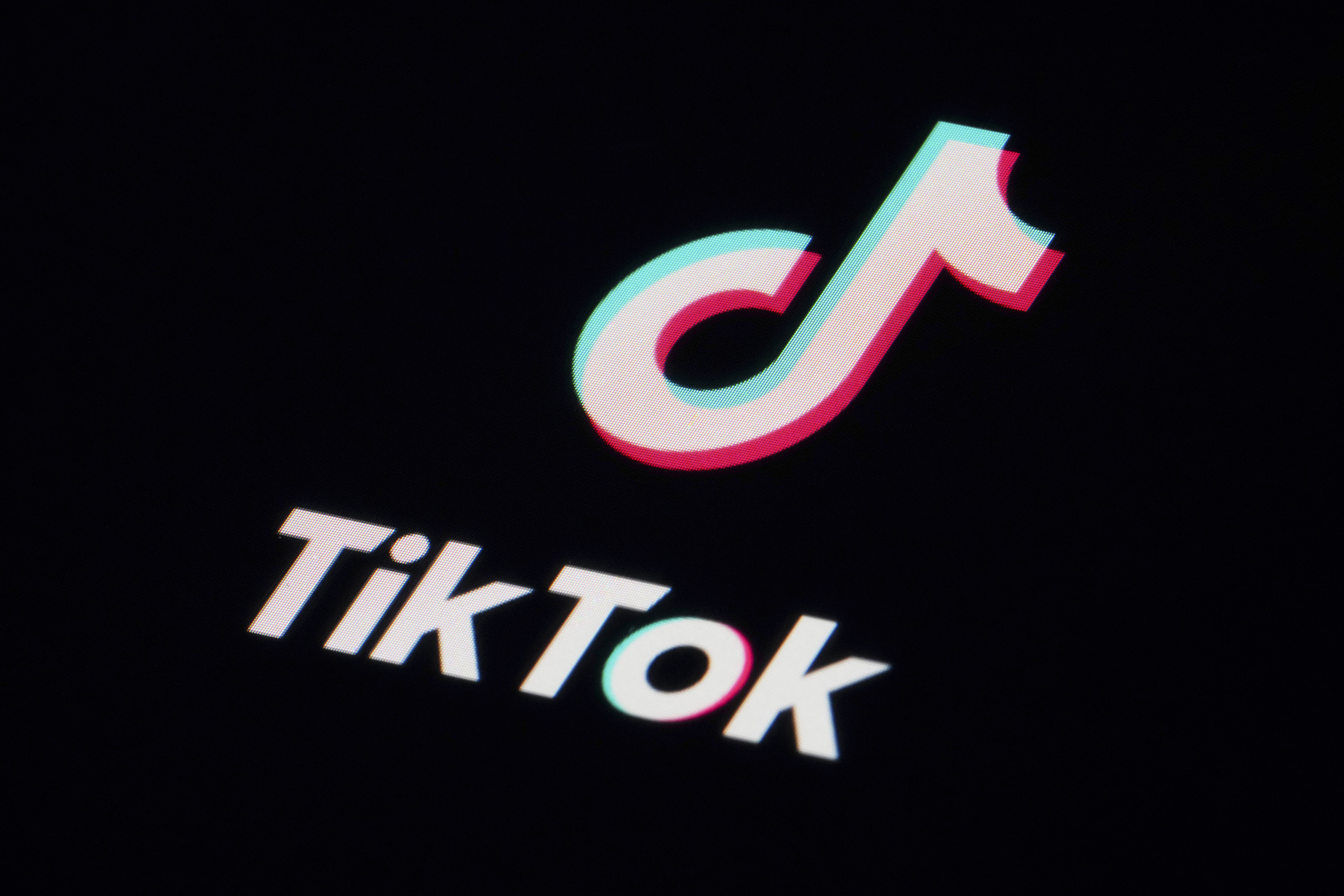 A ByteDance, dona do TikTok, assinou um acordo com a Motion Picture Association para reforçar a proteção de direitos autorais em suas ferramentas de IA que geram vídeos e imagens. O pacto cobre o Seedance e o Seedream, depois que estúdios de Hollywood levantaram preocupações sobre personagens protegidos e a aparência de celebridades sendo reproduzidas sem autorização.

A empresa afirma que as versões mais recentes dos modelos têm medidas mais rígidas de proteção. Como as ferramentas estão integradas ao TikTok, CapCut e Dreamina, o acordo deve impactar diretamente criadores e detentores de direitos, enquanto a tecnologia de IA continua avançando.
