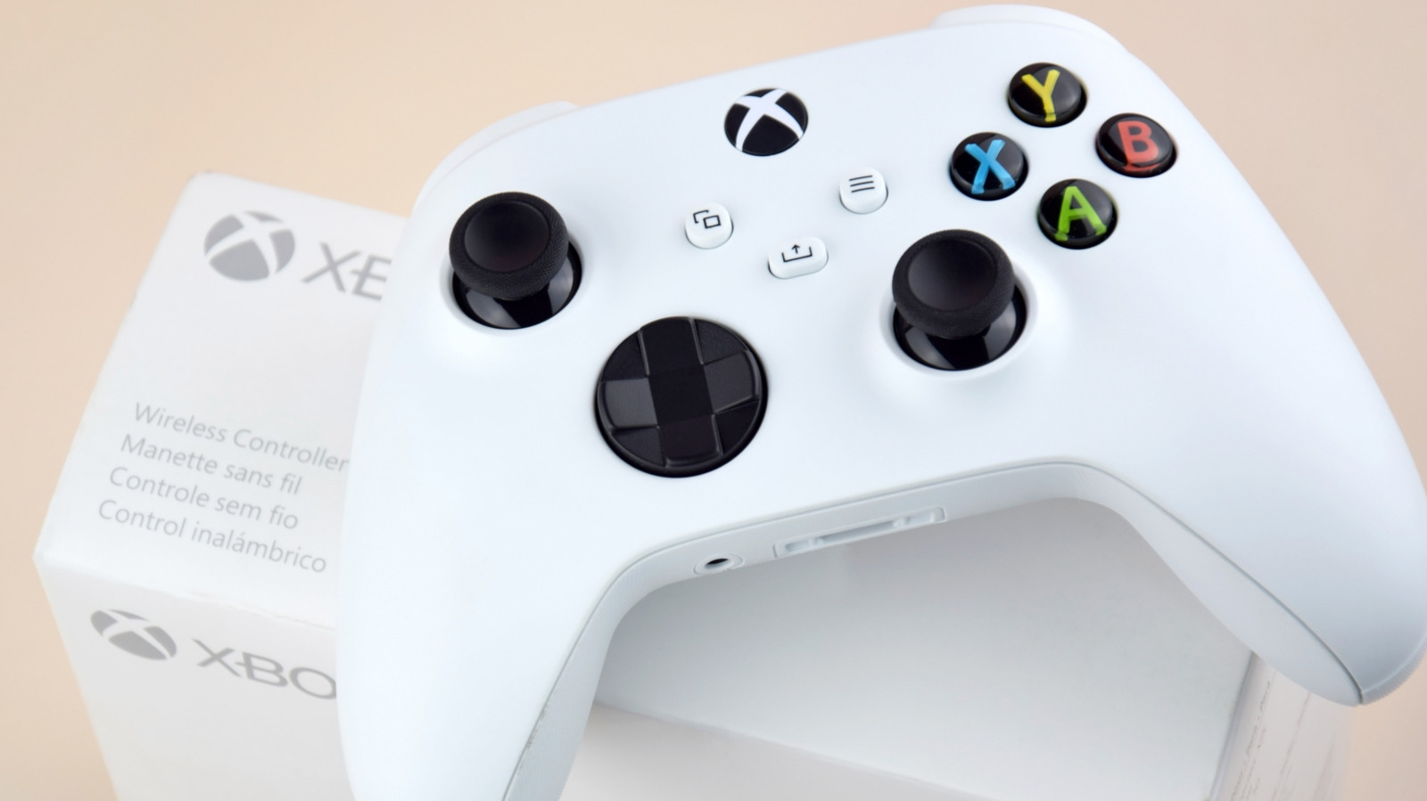 O grande debate dos controles acaba de ganhar uma análise séria. Com fio ou sem fio no seu Xbox? A resposta não é tão óbvia quanto o marketing quer fazer você acreditar. O Engadget foi atrás dos números reais, e o resultado pode mudar o seu jeito de jogar hoje mesmo.

Controles com fio eliminam de vez a ansiedade da bateria, já que puxam energia direto do USB e acabam com a correria para trocar pilhas no meio da partida. Já os sem fio entregam liberdade total de movimento, e graças ao Dynamic Latency Input no Series X e S, a diferença de latência é quase meio quadro, bem menor do que as marcas sugerem. A taxa de polling fica em torno de 125Hz nos dois casos, então a maioria dos jogadores não vai sentir diferença nenhuma.

E aqui vai o que a indústria não conta: você não precisa comprar o seu caminho para um setup melhor. Mantenha o que já tem, tenha um cabo USB de reserva e recuse essa esteira infinita de upgrades que lucra com a sua insegurança em vez de valorizar o trabalho dos desenvolvedores e a lealdade de quem joga.
