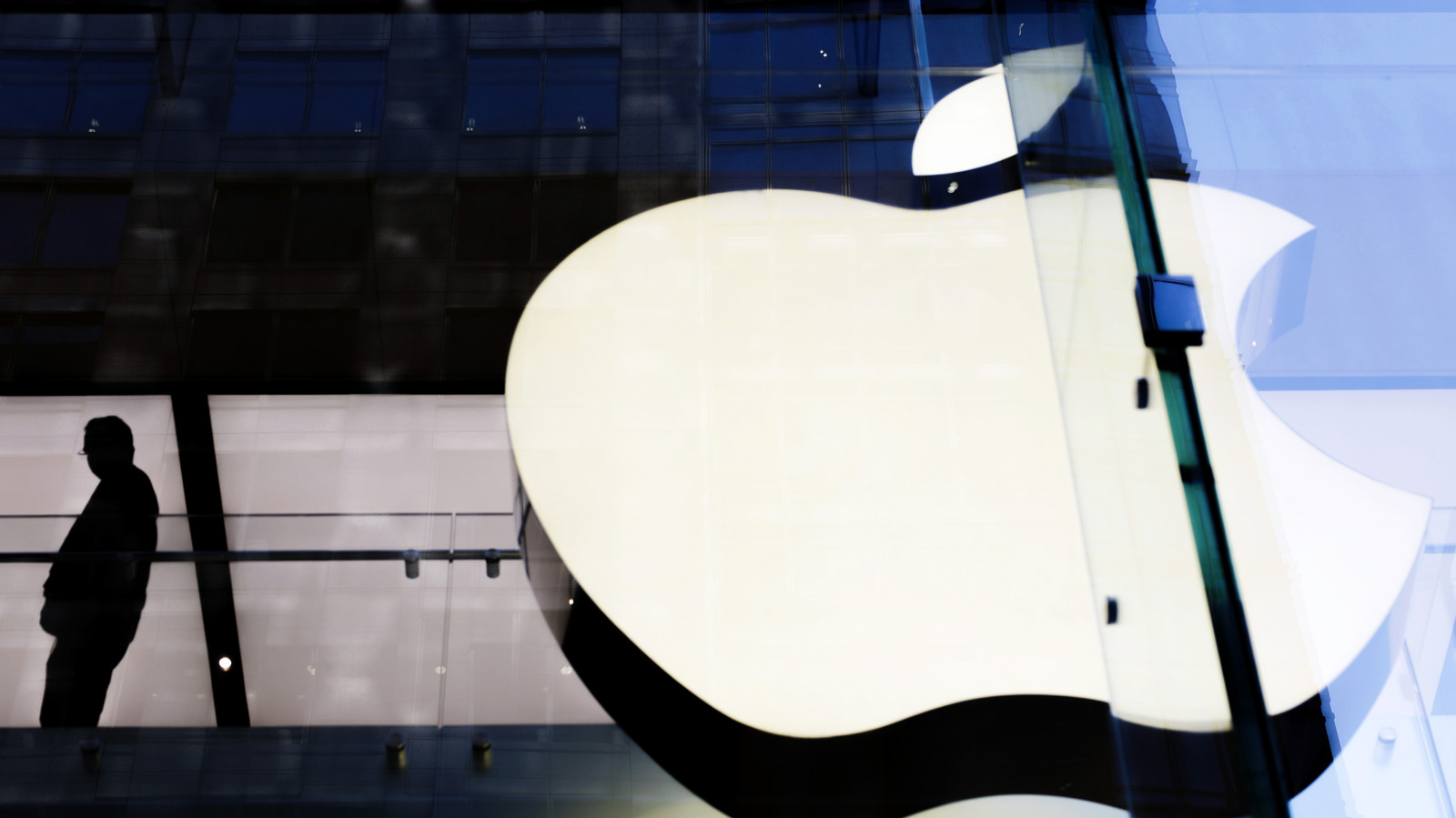 A Apple está fazendo uma aposta séria para dominar a sua casa. Segundo um novo relatório da Bloomberg, a empresa desenvolveu em parceria e nos bastidores uma linha completa de dispositivos de casa inteligente com a LG Electronics, e a primeira leva pode ser revelada já na próxima semana.

A lista é ambiciosa: campainha inteligente, termostato inteligente, fechadura eletrônica inteligente, câmeras de segurança internas e externas, além de uma câmera com refletor. Em vez de ostentar o icônico logo da Apple, esses aparelhos devem ser vendidos sob a marca da LG, que ficará responsável pela fabricação e pelo suporte.

O grande destaque é um hub da Apple aguardado há anos e em desenvolvimento desde muito tempo, acompanhado de um HomePod Mini renovado e de uma nova caixa de TV. É um salto enorme rumo a uma casa totalmente conectada, ainda que os acessórios da LG possam demorar alguns meses para chegar às prateleiras.