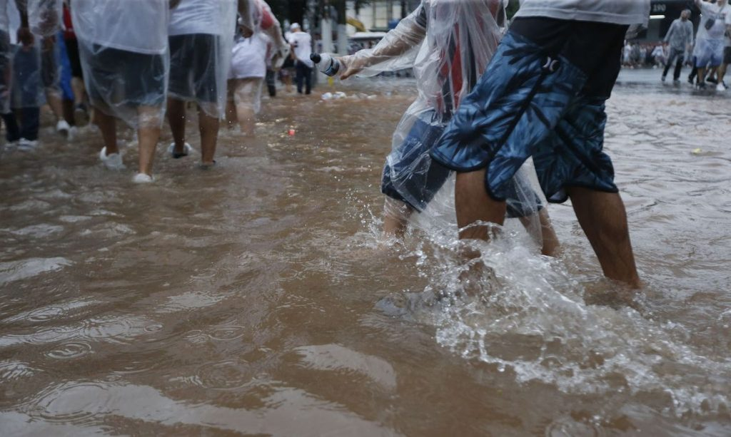 São Paulo enfrenta uma emergência climática nas próprias ruas. Com 70% do solo impermeabilizado, as chuvas intensas viram alagamentos, deslizamentos e caos urbano. Agora, urbanistas, cientistas e especialistas internacionais defendem uma mudança radical: unir grandes obras de drenagem a soluções baseadas na natureza, como parques, florestas urbanas e corredores de árvores nativas.

A experiência de Copenhague após a tempestade devastadora de 2011 mostra o caminho: praças e parques projetados para reter água da chuva temporariamente e, ao mesmo tempo, servir como espaços de convivência. São Paulo já planeja 174 obras de drenagem nos próximos 16 anos, mas especialistas alertam que é preciso ir além e mais rápido — tratando as árvores como infraestrutura climática e protegendo primeiro as comunidades mais vulneráveis.