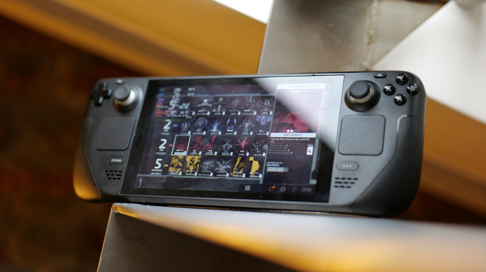 O Steam Deck LCD original pode ter quatro anos, mas ainda tem muita lenha para queimar—se você estiver disposto a encarar o labirinto de reparabilidade da Valve. Um susto recente sobre a disponibilidade da bateria revelou que o preço da reposição saltou de US$ 80 para US$ 130, e a Valve não se comprometeu com suporte de peças de longo prazo para outros componentes, como a tela. Isso é um péssimo negócio para o consumidor e uma vitória da obsolescência programada.

Felizmente, o lado do software é sólido: o Deck roda o mesmo sistema do modelo OLED e faz parte do ecossistema crescente da Valve. Mas com a crise de RAM inflacionando os preços dos novos portáteis, consertar seu Deck original costuma ser a escolha mais inteligente e sustentável. É hora de a Valve assumir o compromisso com peças acessíveis e transparência—porque hardware bom não deveria ser descartável.