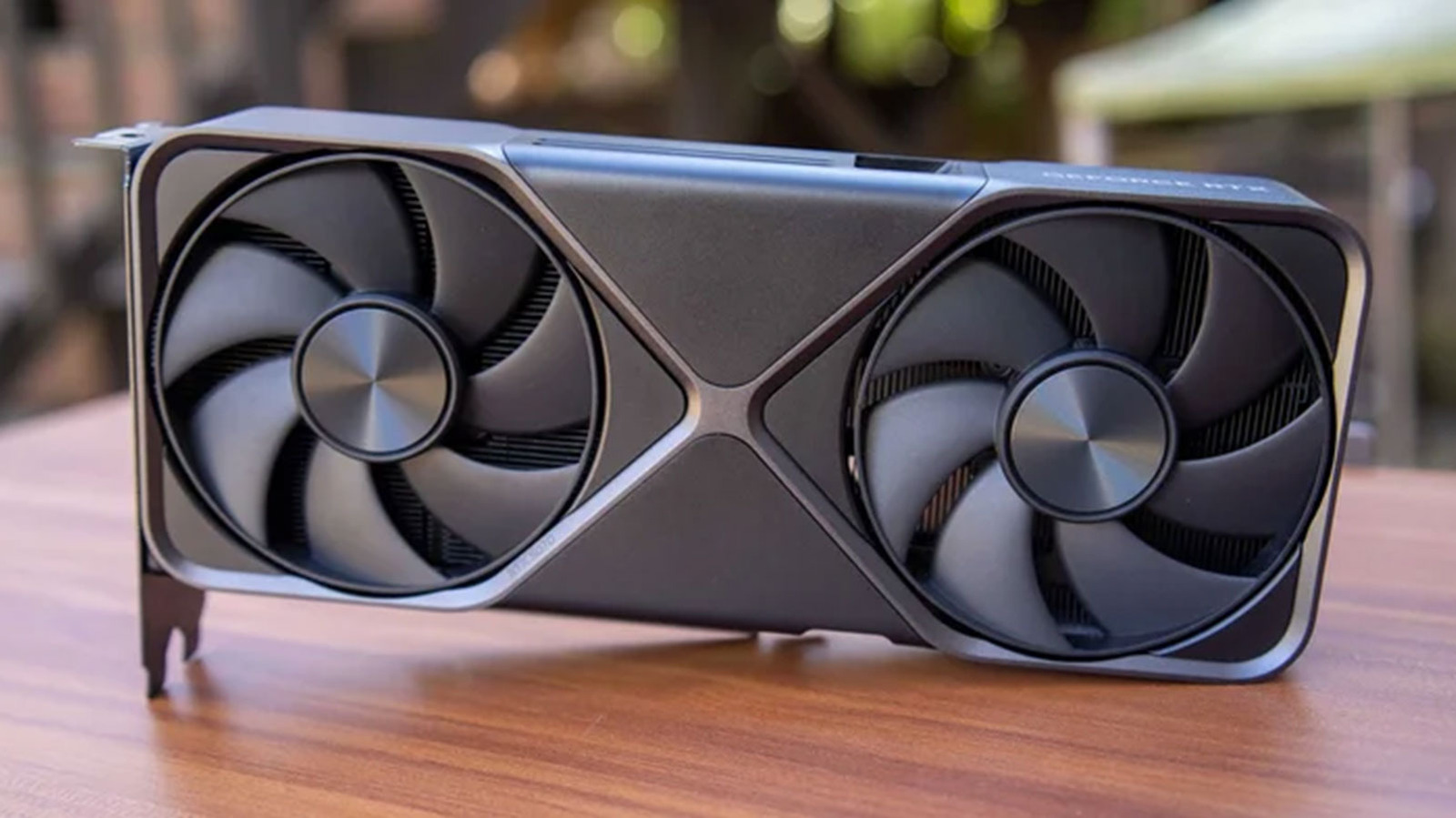 O Deep Learning Super Sampling da NVIDIA, mais conhecido como DLSS, virou uma das ferramentas mais poderosas do mundo dos games de PC. A tecnologia renderiza o jogo em uma resolução interna menor e depois usa um algoritmo de aprendizado de máquina para ampliar a imagem até a resolução nativa do seu monitor, entregando taxas de quadros mais suaves sem exigir que você abra mão dos efeitos gráficos.

O recurso oferece vários modos, do Quality a 66,7 porcento da resolução alvo até o Ultra Performance com apenas 33,3 porcento. O Quality é o ponto ideal para telas 1440p, enquanto quem joga em 4K pode começar no Balanced e partir para o Performance quando precisar de mais quadros, embora a imagem fique visivelmente borrada além disso.

Desde a chegada do DLSS 4 em 2025, com um modelo baseado em transformers e suporte a mais de mil jogos e aplicativos, o recurso se tornou um padrão de fato. Isso também mostra o quanto a NVIDIA concentra poder, atrelando melhorias de ponta ao seu próprio hardware proprietário enquanto o restante da indústria corre atrás. Esse controle sobre o upscaling prende os jogadores a upgrades caros, algo que pesa para quem só quer jogar.