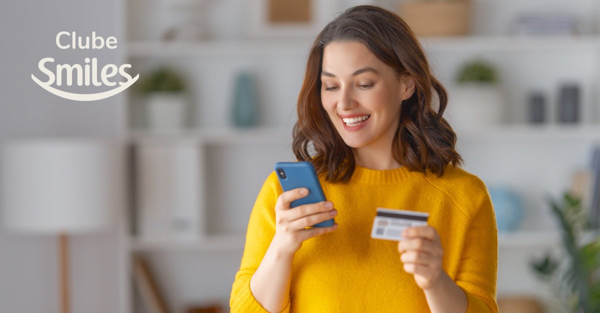 O Clube Smiles acaba de soltar uma oferta gigante para novos assinantes: até 264 mil milhas ao longo de 12 meses. As milhas bônus caem nos meses 1, 3, 5, 7, 9 e 11, e o primeiro lote entra na conta no momento da assinatura, ou seja, milhas na conta logo de cara.

A oferta vale para planos mensais e anuais, com o plano de 20.000 milhas rendendo o maior volume de bônus e o pagamento anual à vista garantindo o melhor custo por mil milhas. Quanto maior o plano, menor o custo por milha, então quem voa muito sai na frente.

A janela é curta: a oferta é válida até as 10h da quarta-feira (16). Para quem voa com frequência, é uma das jogadas de fidelidade mais fortes da temporada, transformando uma assinatura comum em uma verdadeira máquina de milhas.