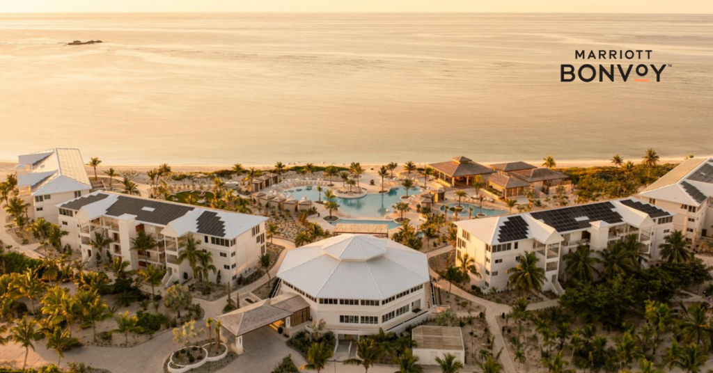 O Marriott Bonvoy acaba de lançar uma promoção por tempo limitado que oferece até 55% de bônus na compra de pontos. A compra mínima para garantir o bônus completo é de 2.000 pontos, e a oferta é válida até 23 de novembro de 2026. Com o custo de cerca de US$ 8,06 por mil pontos, essa pode ser uma ótima oportunidade para turbinar seu saldo e garantir hospedagens mais baratas.

Lembre-se de considerar o IOF e o spread do cartão de crédito em compras internacionais. Contas globais como a Nomad (código TWUSX2GB7T) e a Wise podem ajudar a reduzir esses custos. A promoção permite comprar até 200.000 pontos, creditados em até 72 horas, então é uma chance de planejar sua próxima viagem com desconto.