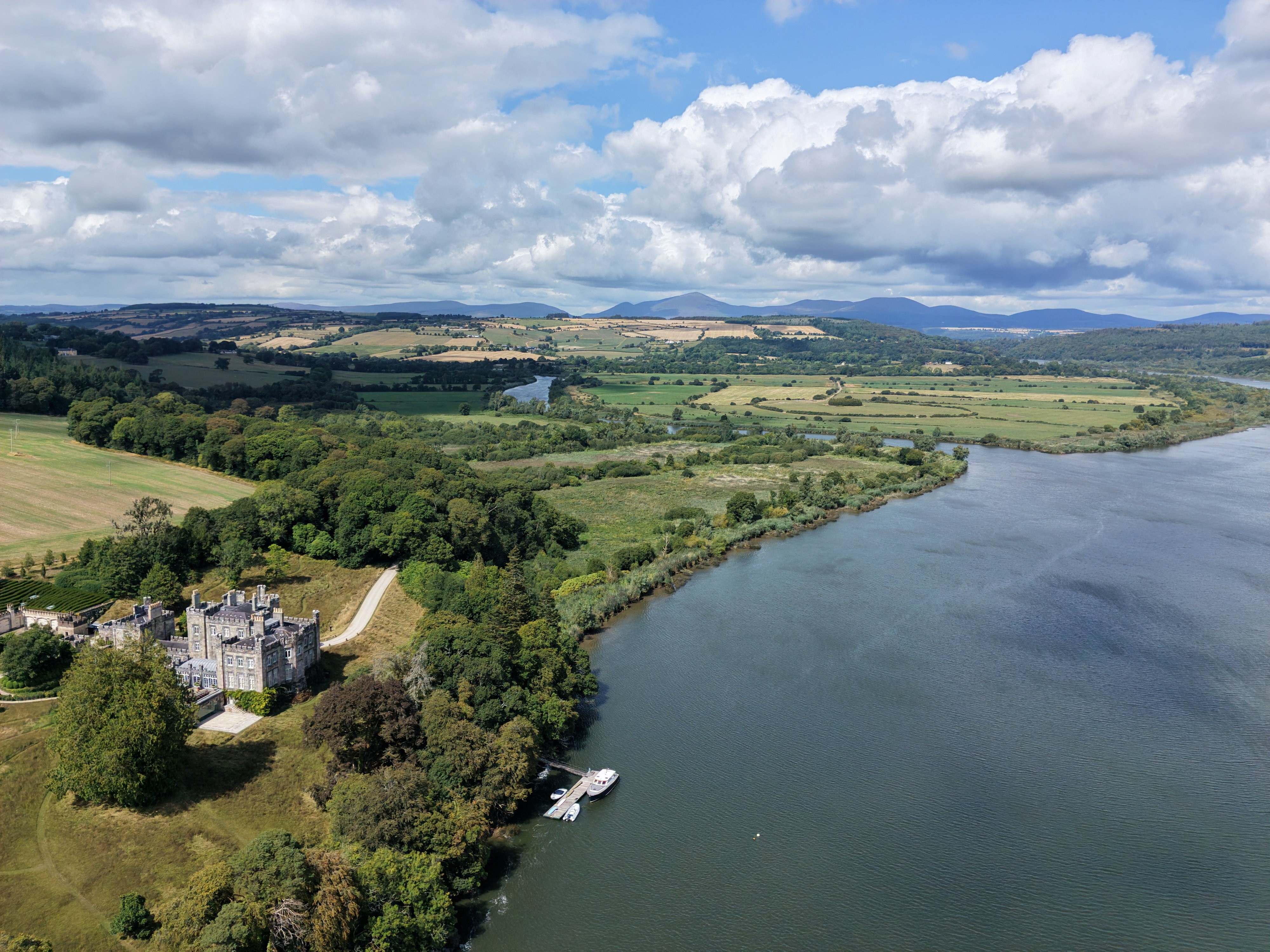 Mark Zuckerberg acaba de adicionar uma peça incrível da história ao seu patrimônio. O CEO da Meta comprou o Castelo de Strancally, uma propriedade gótica do século XIX com vista para o Rio Blackwater, no condado de Waterford, na Irlanda, com valor estimado entre EUR 20 milhões e EUR 30 milhões.

O castelo, construído por volta de 1830, fica a apenas 200 quilômetros da sede europeia da Meta, onde a empresa emprega cerca de 1.500 pessoas. Um porta-voz afirmou que Zuckerberg e a família estão animados para continuar cuidando da casa histórica e ansiosos por passar tempo na Irlanda.
