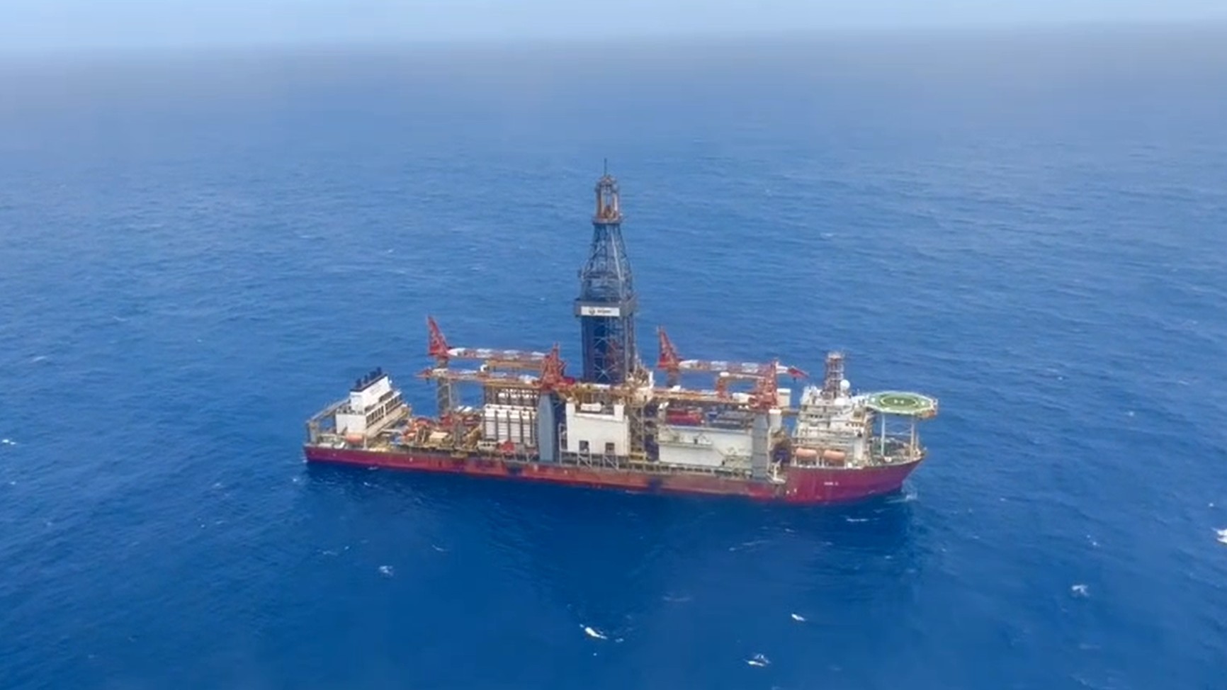 A Petrobras confirmou a presença de sinais de petróleo e gás no poço Morpho, a cerca de 175 quilômetros da costa do Amapá, na Bacia da Foz do Amazonas. A descoberta foi feita durante perfuração em águas profundas, a 2.886 metros de profundidade, e reforça o potencial da Margem Equatorial brasileira, uma nova fronteira para a exploração de energia no país.

Agora a estatal precisa descobrir quanto petróleo e gás existe no local e se a quantidade é suficiente para justificar a produção. O plano da companhia prevê 15 novos poços na região até 2030, com US$ 2,5 bilhões em investimentos. O desafio é conciliar segurança energética e proteção ambiental em uma das regiões mais sensíveis do litoral brasileiro.