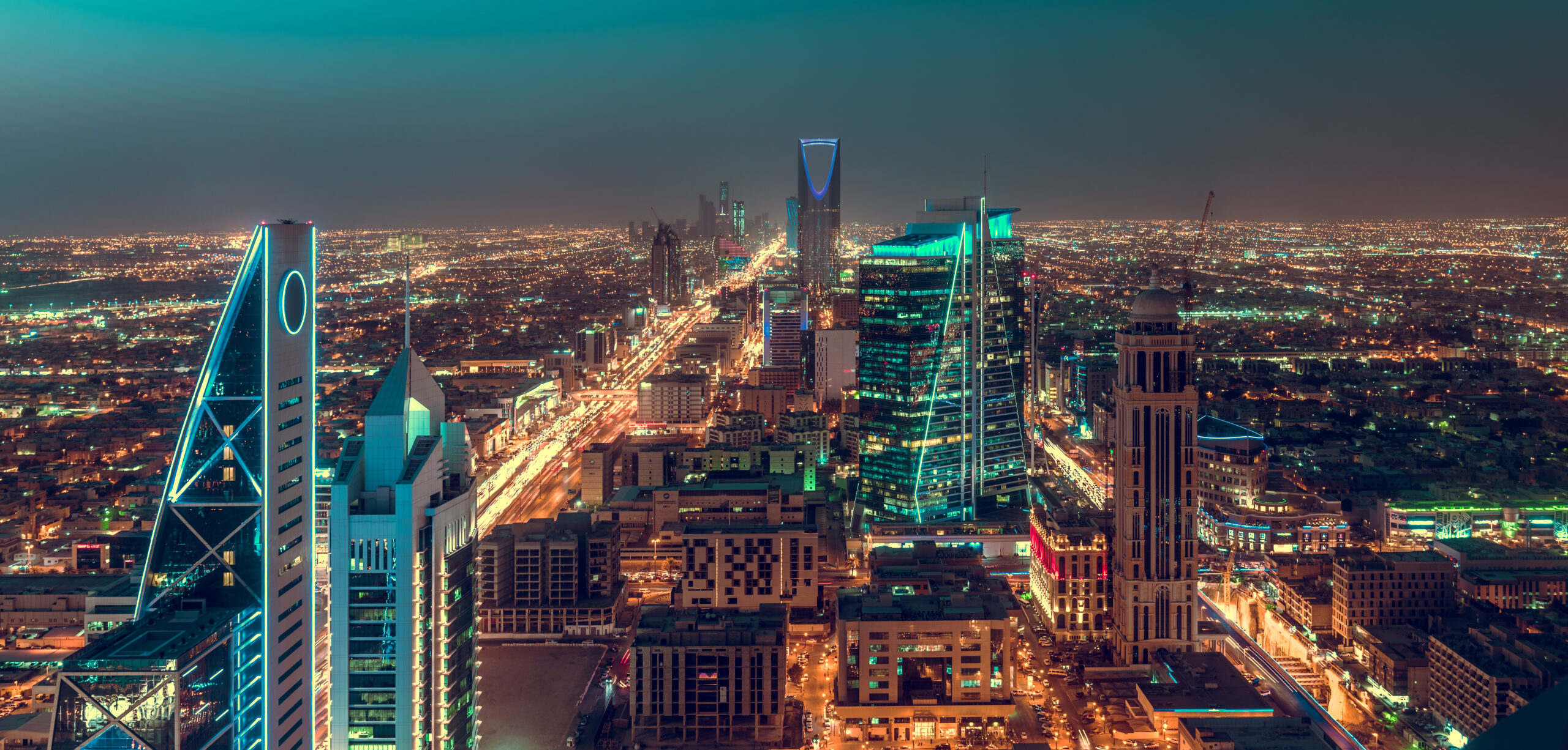A Delta Air Lines fará história em 23 de outubro de 2026 ao iniciar o primeiro voo sem escalas entre Atlanta e Riade, na Arábia Saudita. Será também a primeira operação direta entre os Estados Unidos e a capital saudita por uma companhia aérea norte-americana, reforçando Atlanta como porta de entrada para o Oriente Médio.

A rota será diária até 30 de outubro e depois passará a ter três voos semanais com o Airbus A350-900, com cabines Delta One, Premium Select, Comfort+ e Main. A bordo, os passageiros contam com entretenimento Delta Studio, Wi-Fi gratuito Delta Sync para membros SkyMiles e refeições halal sob solicitação. Para celebrar, a Delta lançou uma promoção de resgates com milhas SkyMiles por tempo limitado.

Com a Arábia Saudita investindo cada vez mais em turismo e eventos internacionais, a nova rota amplia o acesso a Riade, Jeddah, AlUla, Diriyah e ao Mar Vermelho, conectando viajantes a lazer e negócios de forma mais rápida.