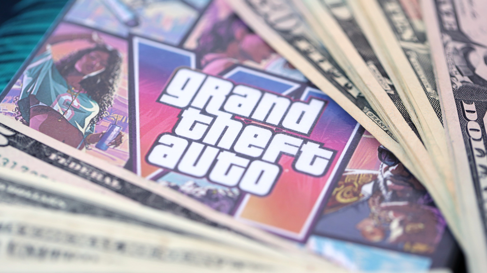 Grand Theft Auto 6 finalmente chega em novembro, e o preço é tão pesado quanto a espera: US$ 80 na edição padrão e US$ 100 na Ultimate, com alguns carros, armas e lojas exclusivas. É mais um lembrete de que as grandes publishers adoram cobrar mais caro enquanto quem realmente constrói esses mundos segue sendo espremido.

A boa notícia? Jogadores de Xbox encontraram um caminho realmente gratuito. Com o Microsoft Rewards, tudo conta: missões semanais no Xbox, multiplicadores do Game Pass, buscas no Bing e enquetes diárias viram pontos, e 100 mil pontos se convertem em cerca de US$ 100 em vale-presente, o suficiente para garantir a edição Ultimate sem gastar nada. Alguns ainda somam pontos do cartão Xbox Mastercard para fechar a pré-venda pagando zero.

Assinantes do Game Pass acumulam pontos muito mais rápido, então se você já está no ecossistema, comece agora antes de novembro. Só vale lembrar que a solução de verdade não é programa de fidelidade, e sim uma indústria que pague bem seus desenvolvedores e pare de transformar cada lançamento em desculpa para espremer o bolso de quem joga.