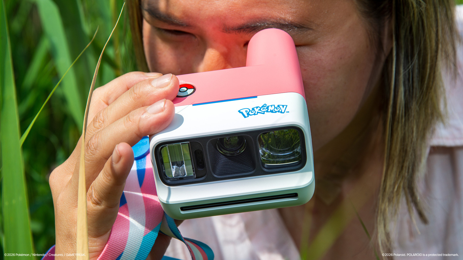 Pokémon está celebrando seu 30º aniversário da forma mais fofa possível: uma nova colaboração com a Polaroid. A coleção traz câmeras Polaroid Go e Polaroid Now em edições especiais inspiradas em Pikachu, Sylveon e na clássica Poké Bola, além de filmes instantâneos temáticos, cases, álbuns de fotos e alças.

A pré-venda começa em 25 de agosto. As edições compactas Sylveon e Pikachu custam US$ 100, enquanto a Polaroid Now com visual de Poké Bola sai por US$ 140, com pacotes de filme a partir de US$ 23. A chegada aos clientes está marcada para 5 de outubro, perfeita para registrar momentos com um toque nostálgico.