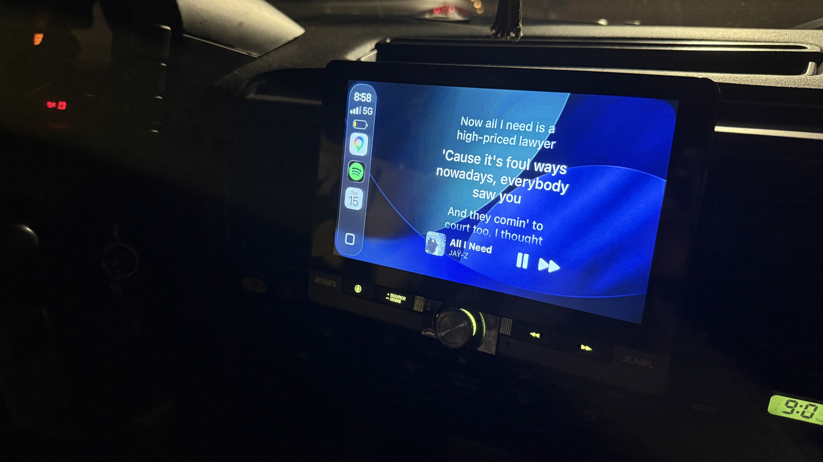 O Apple CarPlay acaba de ganhar um upgrade divertido para viagens. O Dynamic Lyrics, um app pouco conhecido de terceiros, exibe letras sincronizadas no tempo na tela multimídia do carro depois que você conecta Apple Music ou Spotify, transformando qualquer trajeto em um karaokê sobre rodas.

O aplicativo oferece widgets personalizáveis, com temas de fundo colorido e estilos de capa de álbum. A liberação permanente custa US$ 9,99 uma única vez, e é preciso ter um iPhone atualizado para o iOS 26 para adicionar o widget de Letras nas configurações do CarPlay. Só não tire os olhos da estrada.
