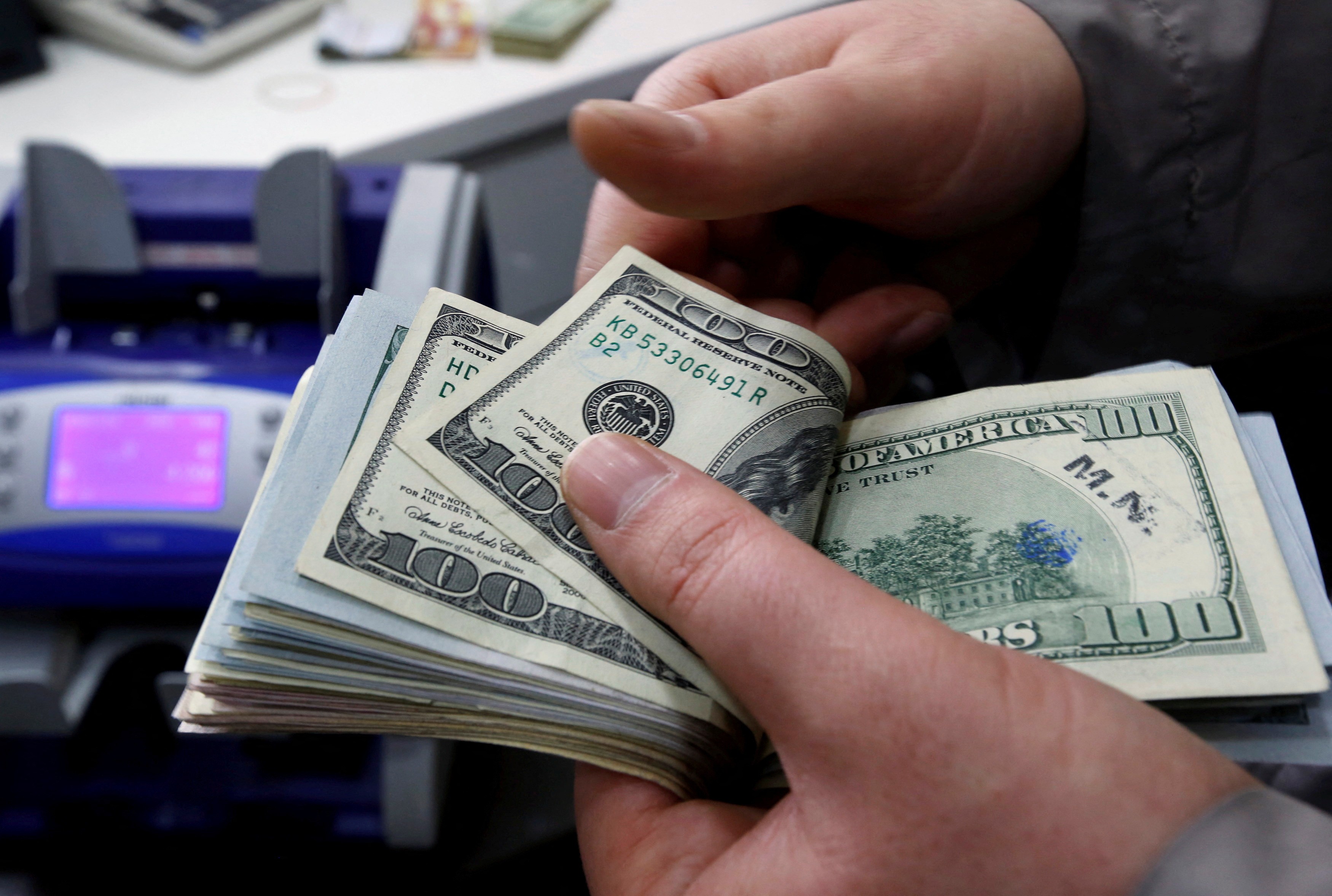 O dólar e os mercados globais seguem em compasso de espera pela ata do Copom, que deve reconhecer a desaceleração da economia e a melhora da inflação, mas alertar para riscos fiscais. Investidores também acompanham o discurso de Lula na ONU, em meio à tensão comercial com os Estados Unidos.

Os preços do petróleo caíram com força, com o Brent recuando quase 2%, após a China pedir que o Irã limite ataques à infraestrutura petrolífera saudita. A notícia trouxe alívio para a oferta global e pressionou ações do setor de energia.

A expectativa agora é para a cúpula entre Trump e Xi Jinping na quinta-feira, que deve tratar da prorrogação da trégua comercial e de inteligência artificial. O encontro pode redesenhar o cenário econômico e tecnológico global.