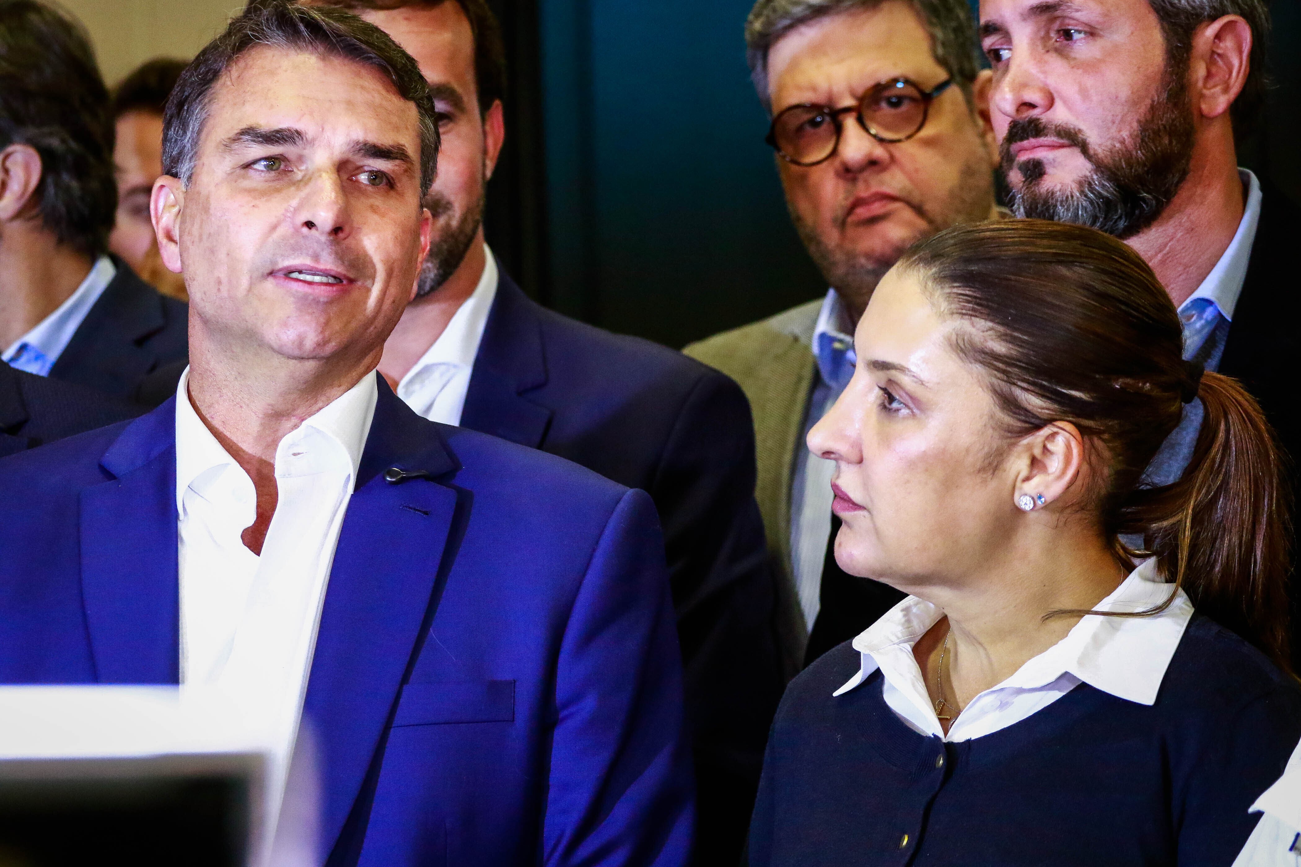 A cinco dias do segundo turno, Flávio Bolsonaro anunciou um plano vago de 'Vira PIX' para devolver parte de contas e prestações pagas via PIX. A campanha não informou quais despesas seriam elegíveis, em quanto tempo a devolução ocorreria nem qual o custo estimado da medida.

A proposta imita o cashback da reforma tributária, mas enquanto o benefício aprovado é focado na população de baixa renda, Bolsonaro promete valer para 'todo mundo no Brasil'—ao mesmo tempo em que diz que vai equilibrar as contas públicas. Especialistas e opositores veem aí um aceno eleitoreiro sem fonte de recursos, típico da extrema-direita.