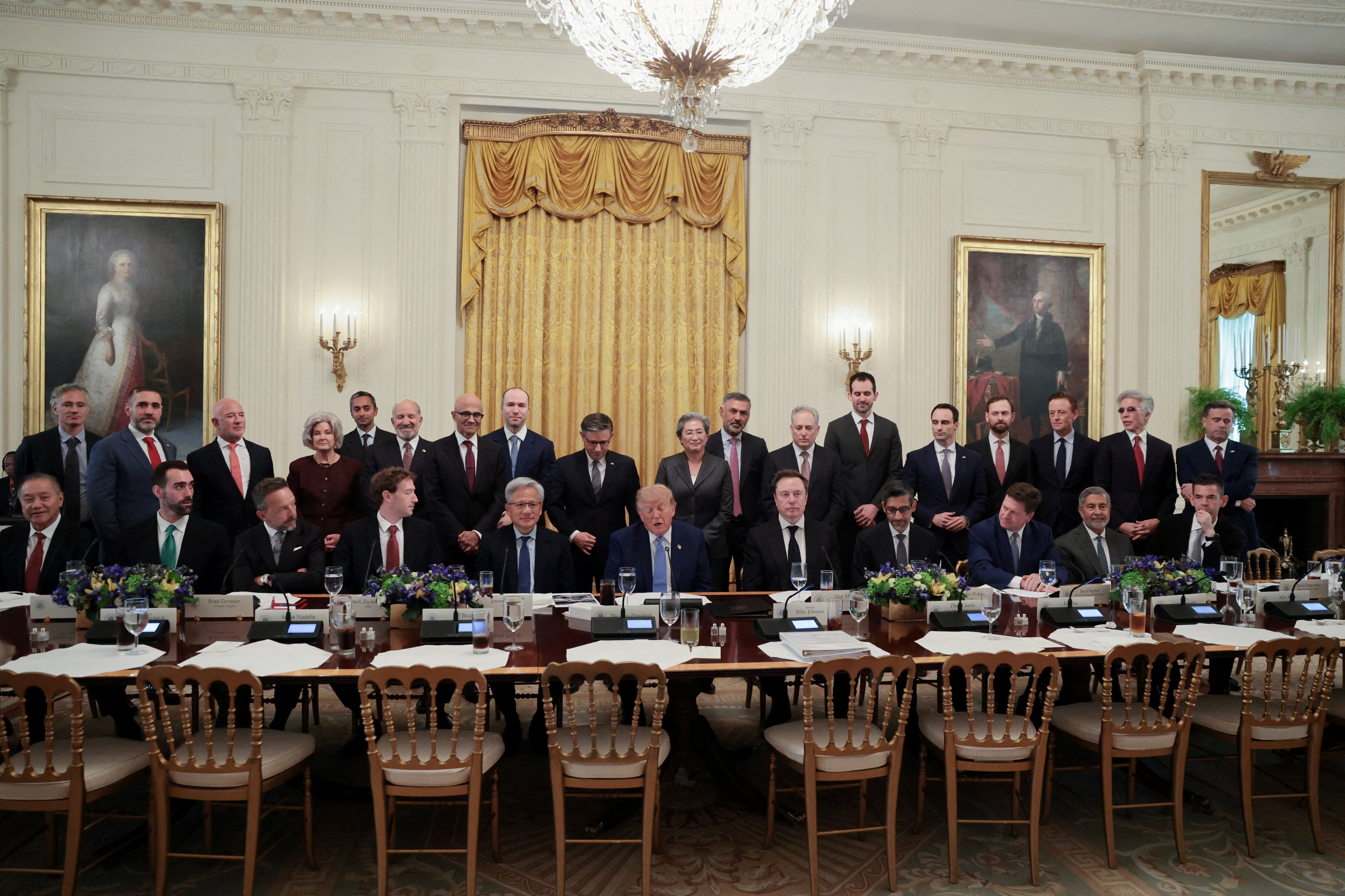 Trump reuniu na Casa Branca os maiores nomes da inteligência artificial, entre eles Nvidia, xAI, Meta e Google, e saiu com um compromisso conjunto para reforçar a segurança de seus modelos mais avançados. O recém-anunciado Acordo da Casa Branca sobre Superinteligência define quatro medidas: controles internos mais rígidos, equipes internas de segurança com autonomia, auditorias externas independentes e comitês independentes ligados aos conselhos de administração.

O acordo é apresentado como moralmente vinculante e autorregulado, com Trump cogitando criar um comitê de dez pessoas para supervisionar o setor e sem descartar transformar as medidas em leis no futuro. Por enquanto, as travas de segurança dependem da boa vontade das próprias empresas que constroem os sistemas mais poderosos do planeta, uma aposta arriscada que deixa o público exposto caso as promessas se dissolvam.