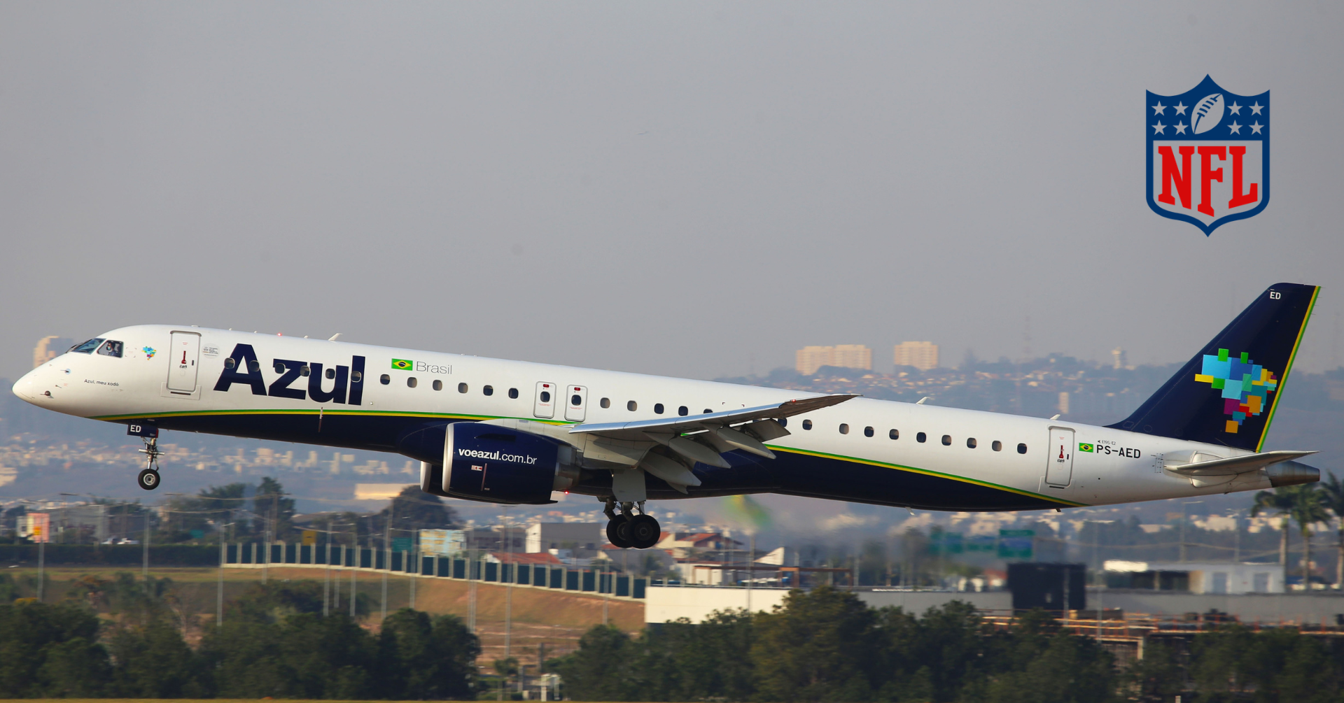 A Azul vai montar uma operação especial na madrugada para dar conta da multidão que desembarca no Rio de Janeiro para o primeiro jogo da NFL na cidade, com Dallas Cowboys e Baltimore Ravens se enfrentando no Maracanã em 27 de setembro.

Um Embraer E2 com capacidade para 136 passageiros decola do Aeroporto Internacional do Galeão às 1h05 e pousa em Viracopos às 2h10, permitindo que os torcedores deixem o Rio logo depois do apito final. No dia da partida, outros 11 voos levarão os fãs de São Paulo a partir de Viracopos, Congonhas e Guarulhos.

É um retrato forte de como um único estádio pode remodelar toda a malha aérea por uma noite. Se você vive atrás de grandes eventos pelo mundo, uma conta global de viagem como a Nomad simplifica os gastos onde quer que seja o próximo kickoff.