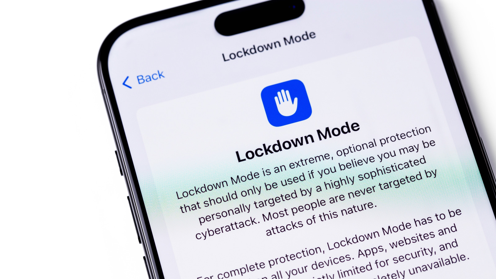 O Modo Bloqueio do iPhone é um recurso de segurança extrema para iPhone, iPad, Mac e Apple Watch, criado para proteger usuários de alto risco contra spyware comercial como o Pegasus.

Ele bloqueia anexos em mensagens, prévias de links, parte do JavaScript, conexões com fio e outros recursos, trocando conveniência diária por uma proteção reforçada.

Para jornalistas, ativistas e figuras públicas, essa troca pode ser essencial. Para a maioria das pessoas, é um lembrete poderoso de até onde a Apple vai quando a privacidade está em jogo.