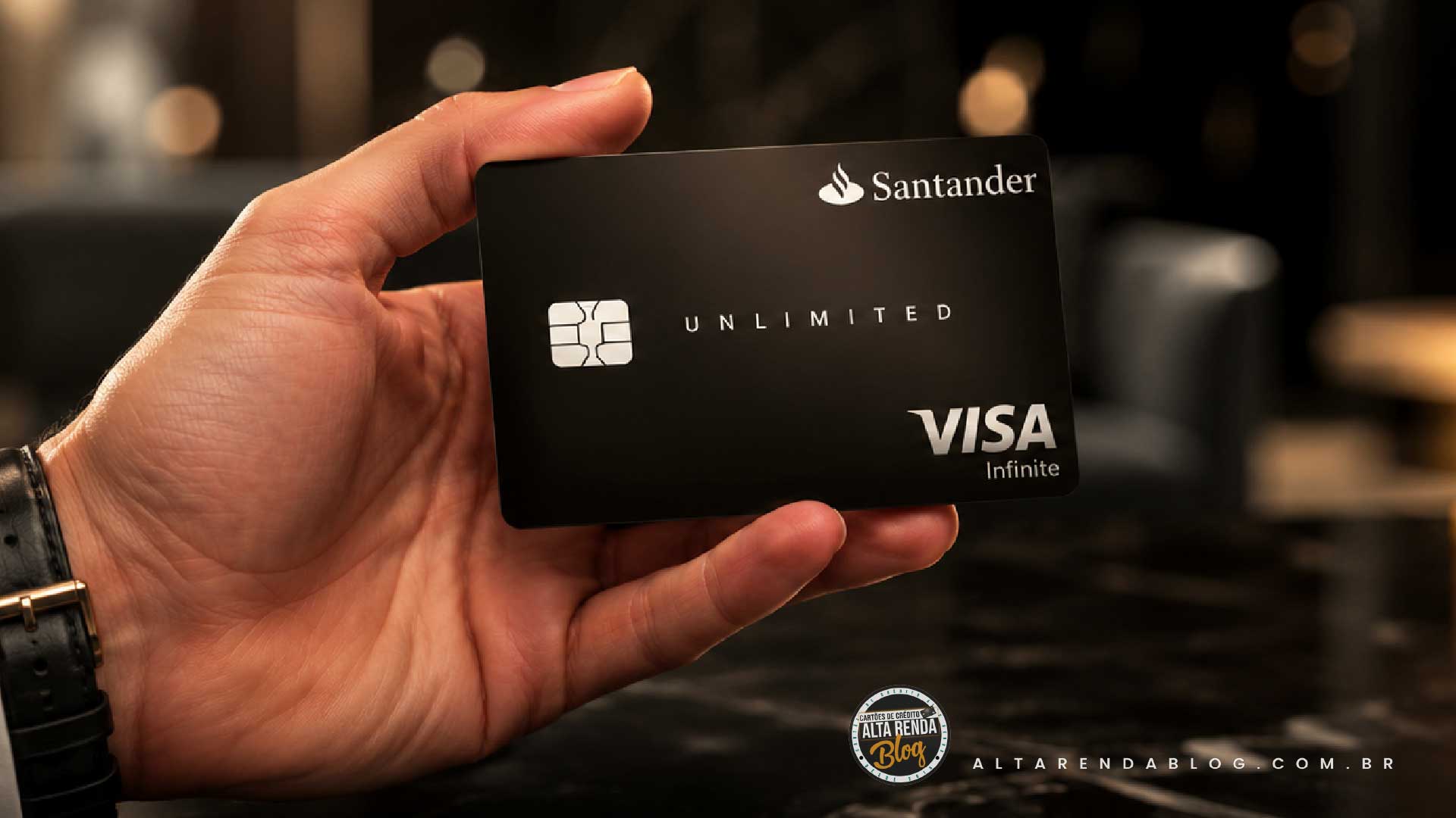 O Santander começou a enviar propostas especiais de migração para clientes American Express após anunciar o fim da parceria com a Amex. Quem receber a oferta pode trocar o cartão por um Unlimited Visa Infinite ou Mastercard Black com anuidade zerada por 12 meses, bônus de 20 mil pontos Esfera e o mesmo limite de crédito já aprovado.

Antes de aceitar, atenção: o acesso às salas VIP agora exige R$ 30 mil em gastos nas últimas três faturas. Mesmo assim, a economia de até R$ 2.200 em anuidade e o pacote de pontos tornam essa uma das propostas mais vantajosas do ano para quem busca um cartão premium.