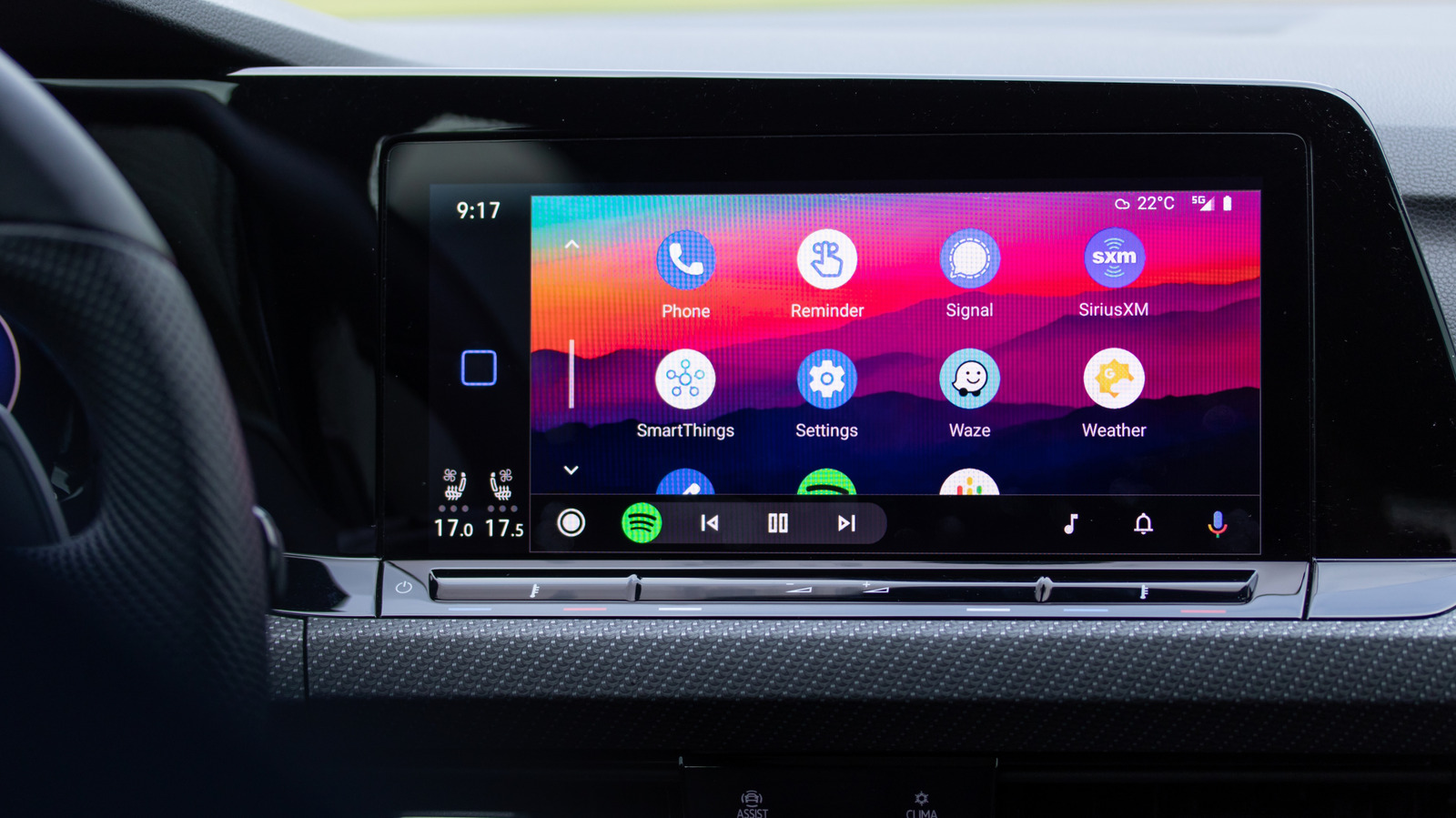 Você já se perguntou por que alguns carros apenas espelham o celular enquanto outros rodam Android de verdade? Aqui a gente explica a diferença real entre Android Auto e Android Automotive OS, desde a projeção do telefone até a integração completa com o veículo. É o guia que todo usuário Android precisa antes de dirigir o próximo carro.

Descubra como o Google built-in muda o jogo, por que a Rivian cria sua própria experiência com base no AAOS e como o Polestar 2 mostrou que os dois mundos podem conviver. Se você quer seus apps na estrada ou um carro verdadeiramente conectado, este resumo deixa tudo muito mais claro.