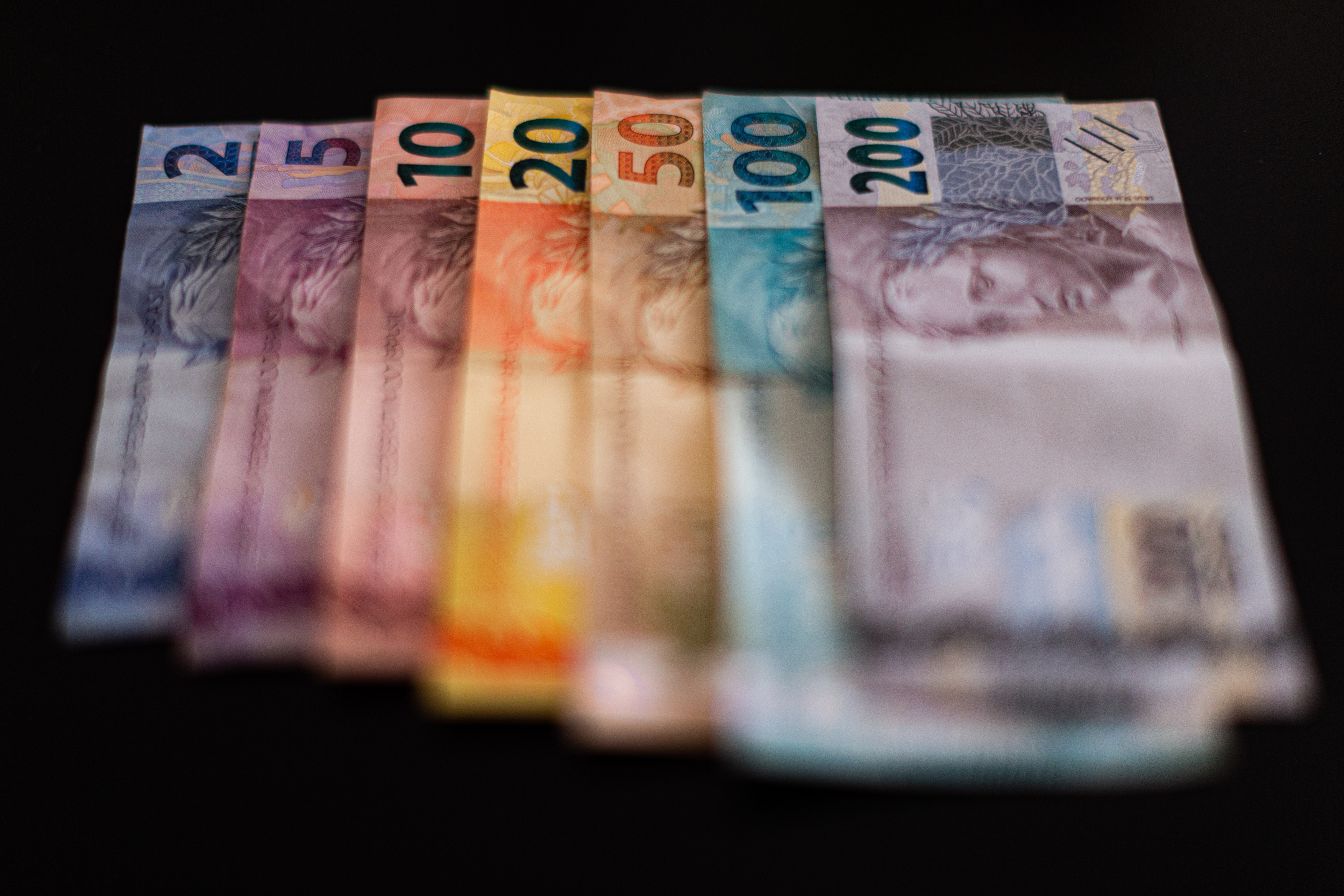 A reforma tributária brasileira entra em uma fase nova e polêmica. O governo federal confirmou que estuda pagar R$ 0,39 por transação processada no 'split payment', o mecanismo criado para recolher tributos sobre o consumo em tempo real e reduzir a sonegação fiscal.

Se o valor for aprovado, os bancos poderão receber entre R$ 507 milhões e R$ 585 milhões por ano, já que o sistema deve movimentar de 1,3 bilhão a 1,5 bilhão de transações anualmente. A decisão ainda não é definitiva e depende de avaliações jurídicas e orçamentárias, mas o impacto já gerou alerta, inclusive da CGU.

Para o cidadão, o 'split payment' promete créditos tributários mais rápidos e menos fraudes, mas a discussão sobre quem paga a conta da infraestrutura — e quem lucra com ela — está longe do fim.