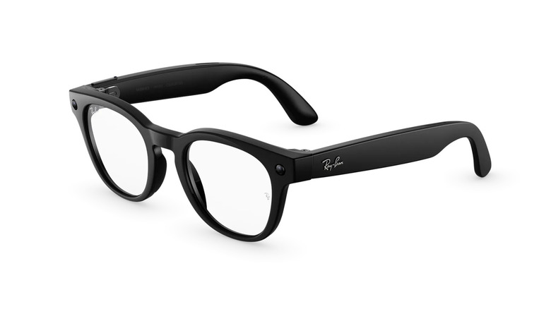A Meta está dando um passo gigante em acessibilidade ao doar 15.000 óculos inteligentes Ray-Ban Meta para a Vision Ireland, instituição nacional de apoio à perda de visão. Os óculos serão distribuídos gratuitamente para todos os adultos cegos ou com baixa visão atendidos pela instituição, mostrando como a IA pode transformar vidas.

Com recursos como leitura de texto em voz alta, identificação de objetos e descrição do ambiente, os óculos também se conectam à rede Be My Eyes para ajudar os usuários em tarefas do dia a dia. Mais do que tecnologia, essa ação reforça o potencial dos wearables para promover inclusão e autonomia.