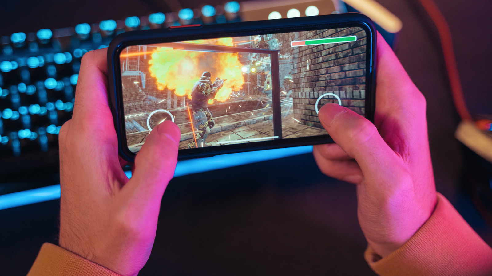 Comprar um celular Android voltado para jogos virou um campo minado de marketing chamativo, promessas vagas e uma lista infinita de especificações que parecem impressionantes, mas não significam nada no meio de uma partida ranqueada. A boa notícia é que você não precisa do aparelho mais caro da prateleira, só precisa saber quais cinco componentes realmente importam: o processador, a memória RAM, a tela, o gerenciamento térmico e a bateria. Acertando nesses pontos, até um celular intermediário segura altas taxas de quadros sem suar.

O processador é o cérebro da operação, e chips como a linha Snapdragon 8 Elite ou a série Dimensity da MediaTek são o que entrega gráficos nítidos e taxas de quadros estáveis quando a ação explode na tela. Combine isso com 12GB ou 16GB de RAM para os jogos pararem de recarregar do zero toda vez que você responde uma mensagem, e adicione refrigeração de verdade, como uma câmara de vapor, para o desempenho não cair depois de vinte minutos de jogo intenso. Uma taxa de atualização de 120Hz deixa tudo fluido, e uma bateria de 5.000 mAh é o mínimo para sessões longas.

E aqui vai o que os vendedores de hype não contam: você não precisa entrar no jogo de marca superfaturada nem pagar caro por um aparelho que se diz gamer enquanto corta justamente onde mais importa. Estude as especificações, ignore as palavras da moda e invista em hardware que realmente serve ao jogador. Seus reflexos, e seu bolso, vão agradecer.
