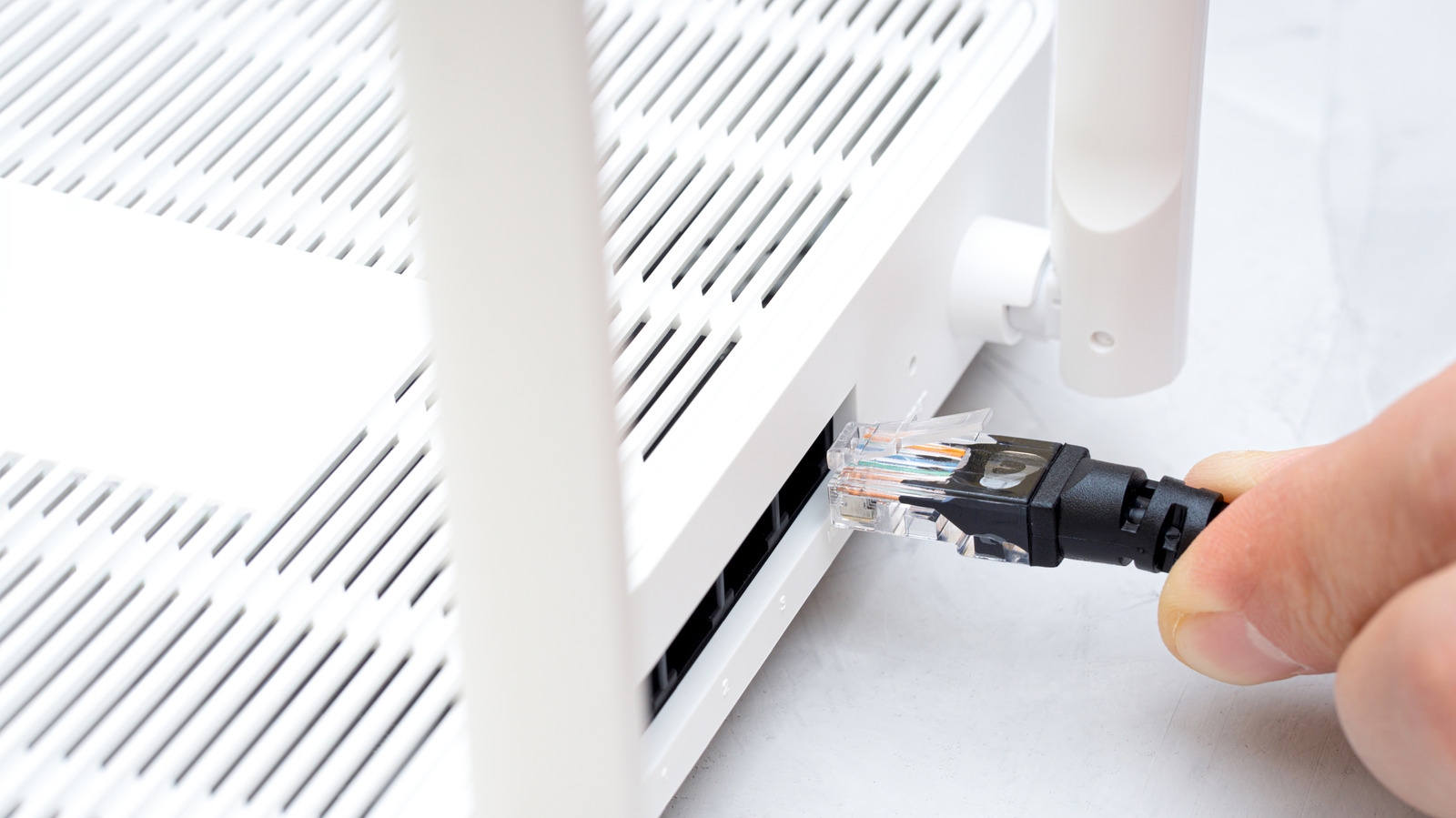 O Wi-Fi mesh já elimina pontos cegos, mas a maioria das pessoas nunca libera todo o potencial do sistema. Trocar o backhaul sem fio por uma conexão Ethernet pode estabilizar a velocidade na hora e evitar que os nós disputem a mesma banda.

A solução é simples: use cabos Cat 6 entre os roteadores, garanta portas de 1 Gbps ou mais e deixe o backhaul com fio fazer o trabalho pesado. O desafio é esconder o cabo, mas o resultado é uma rede mais rápida e consistente.